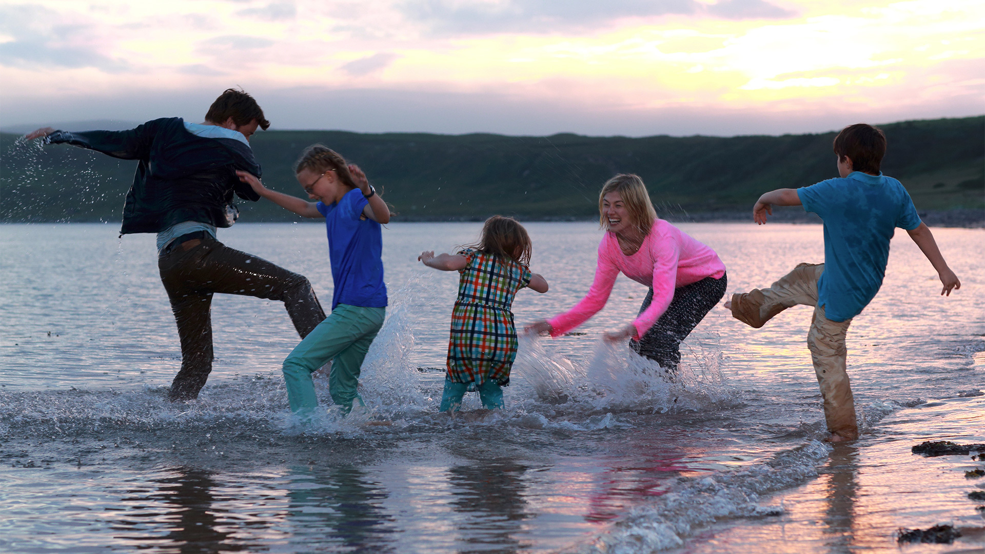 Rosamund Pike and children playing in water HD Wallpaper