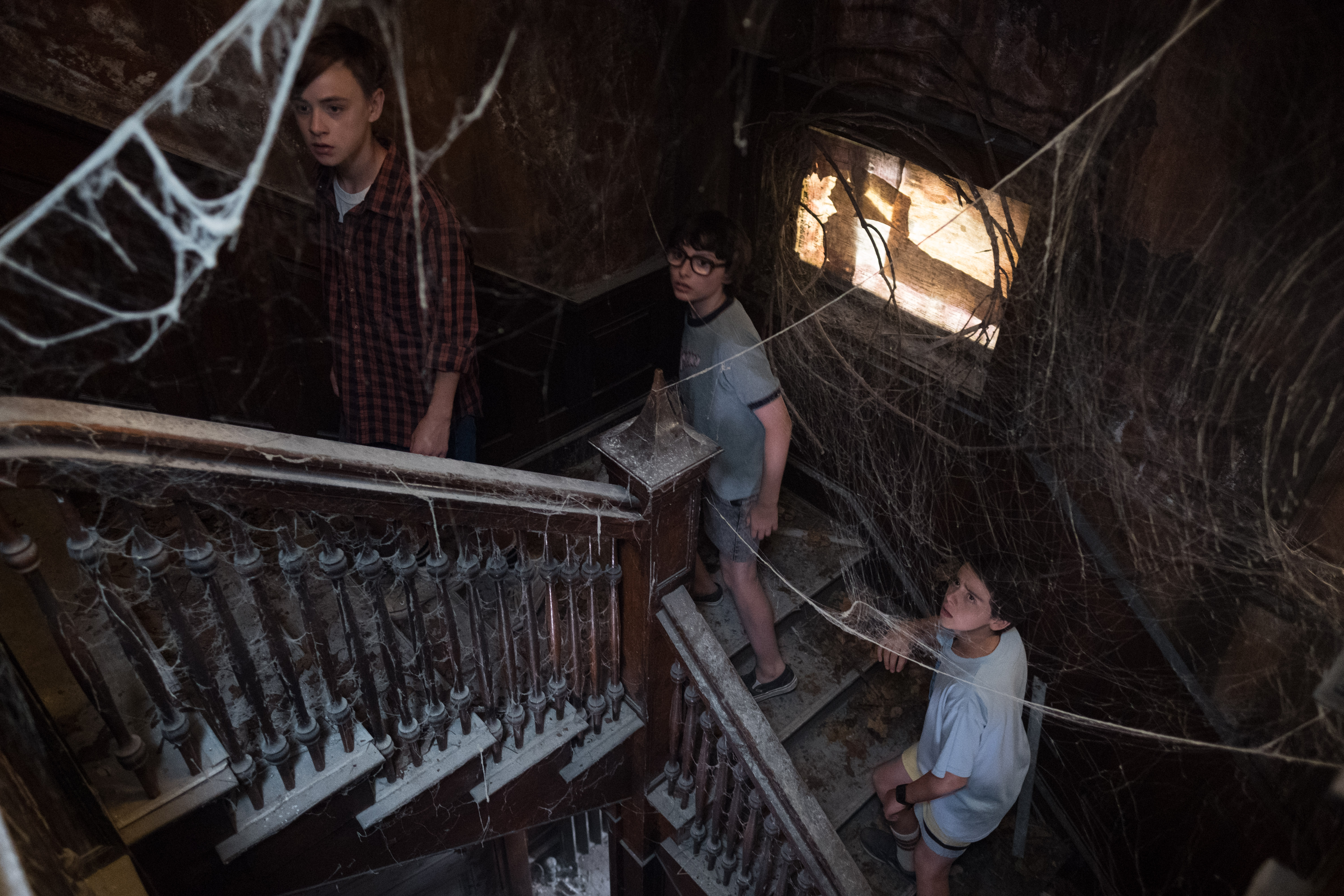 Children in a cobweb-filled house HD Wallpaper