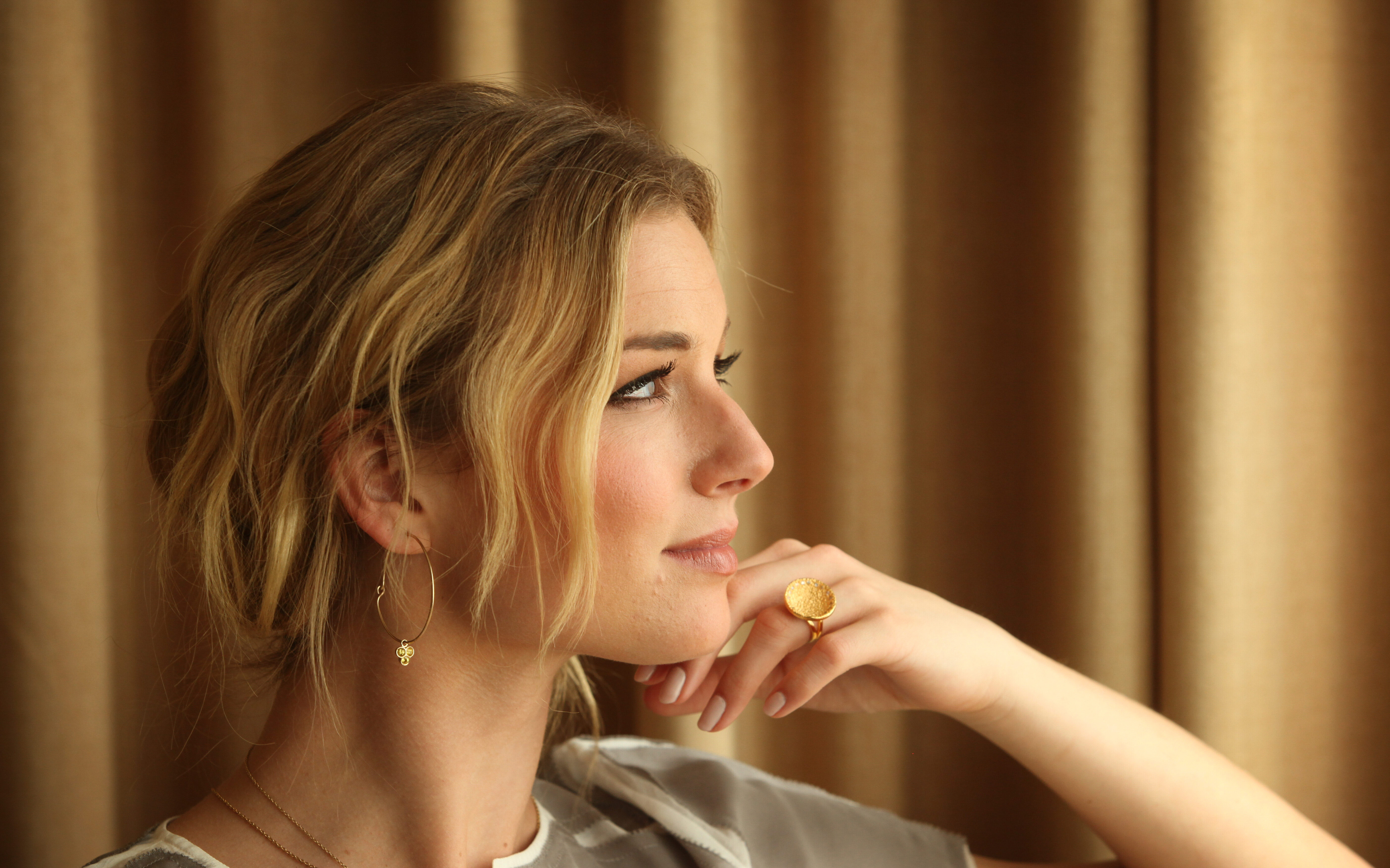 Emily VanCamp HD Wallpaper