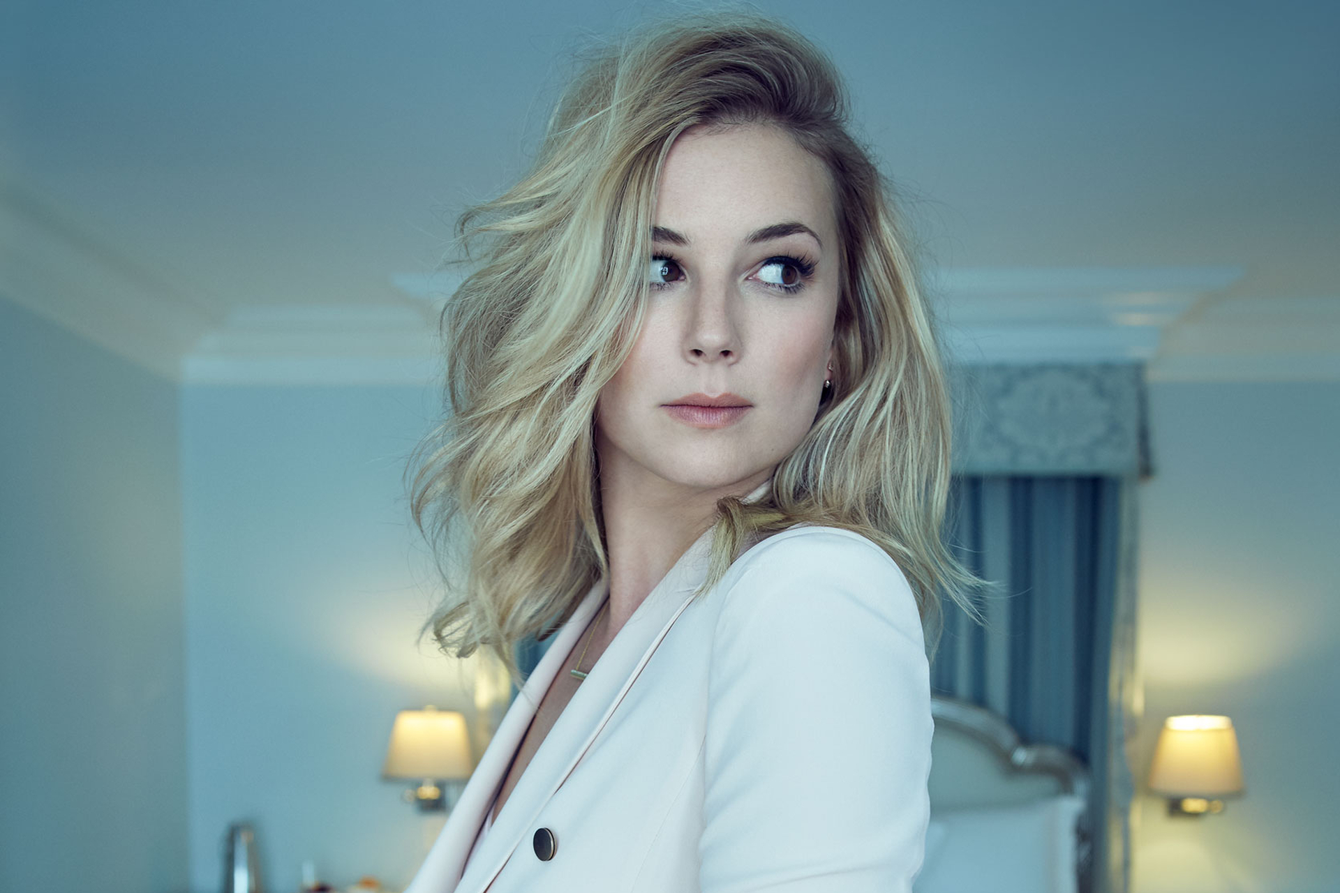 Emily VanCamp in a light pink blazer HD Wallpaper