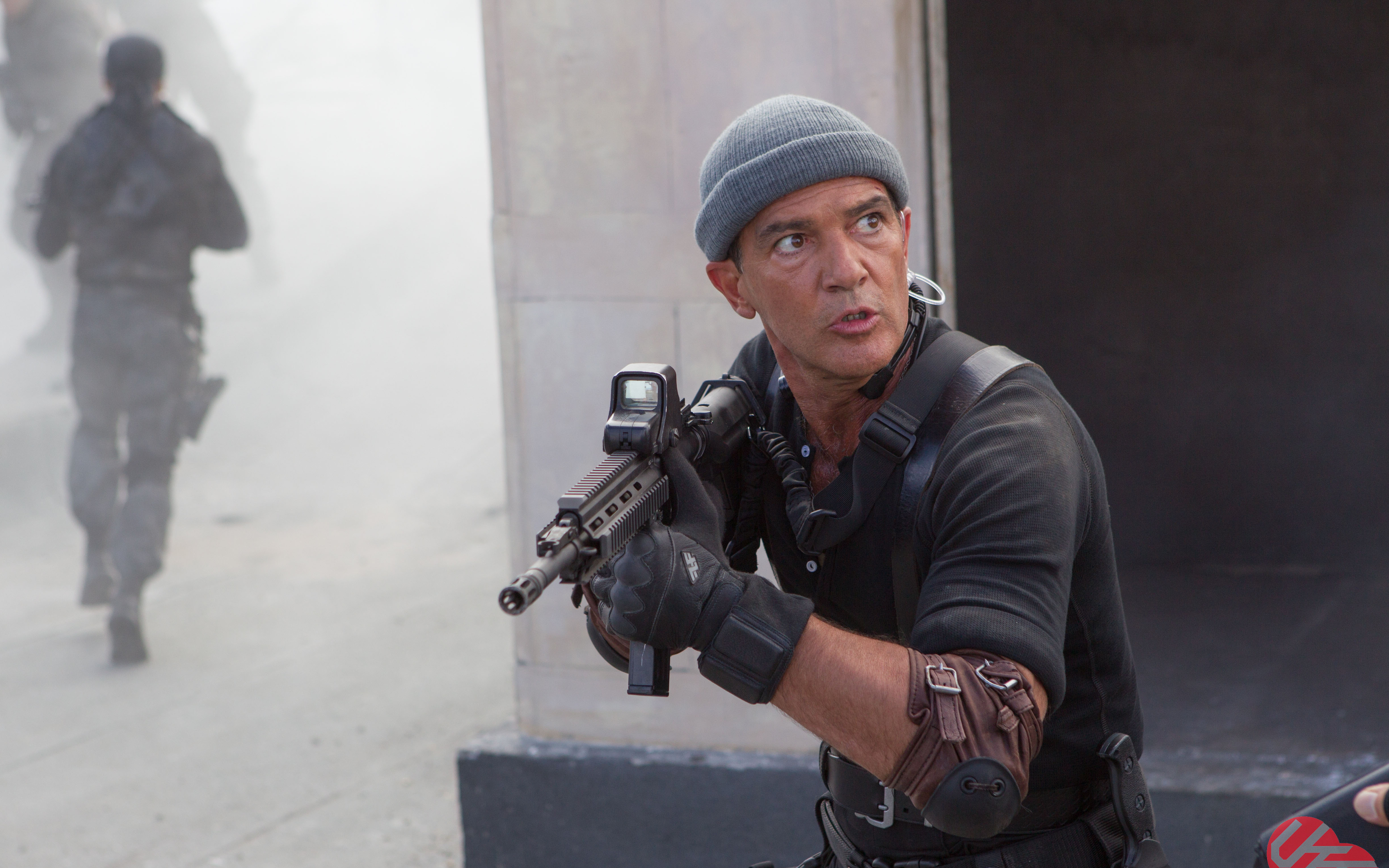 Antonio Banderas with rifle HD Wallpaper