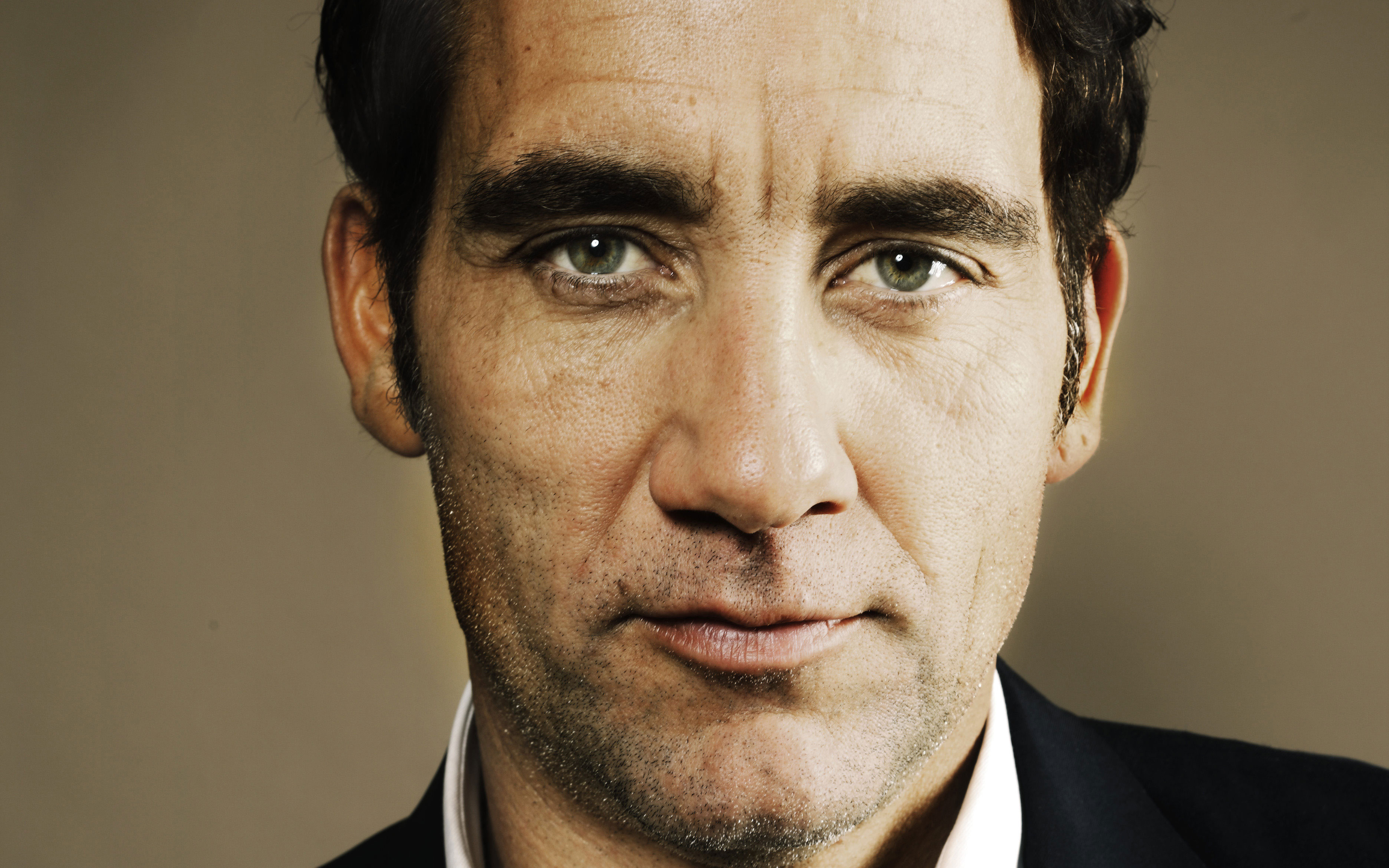 Clive Owen close-up portrait HD Wallpaper