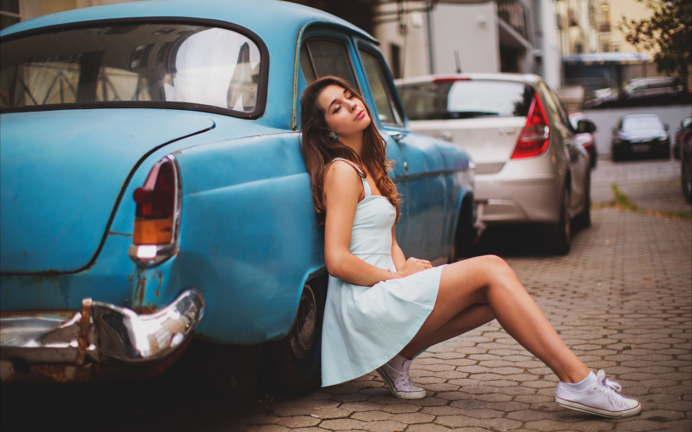 Woman leaning against a vintage blue car HD Wallpaper