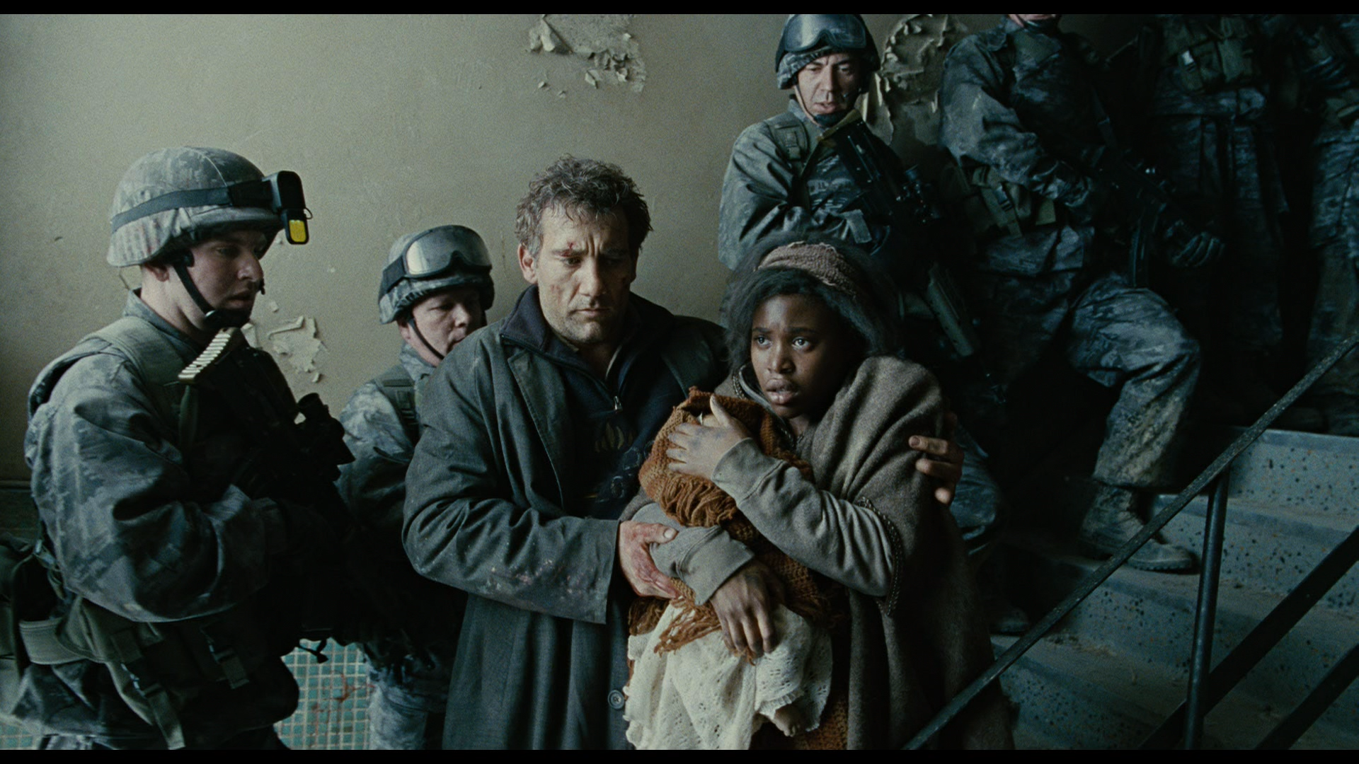 Clive Owen with a woman and child guarded by soldiers HD Wallpaper