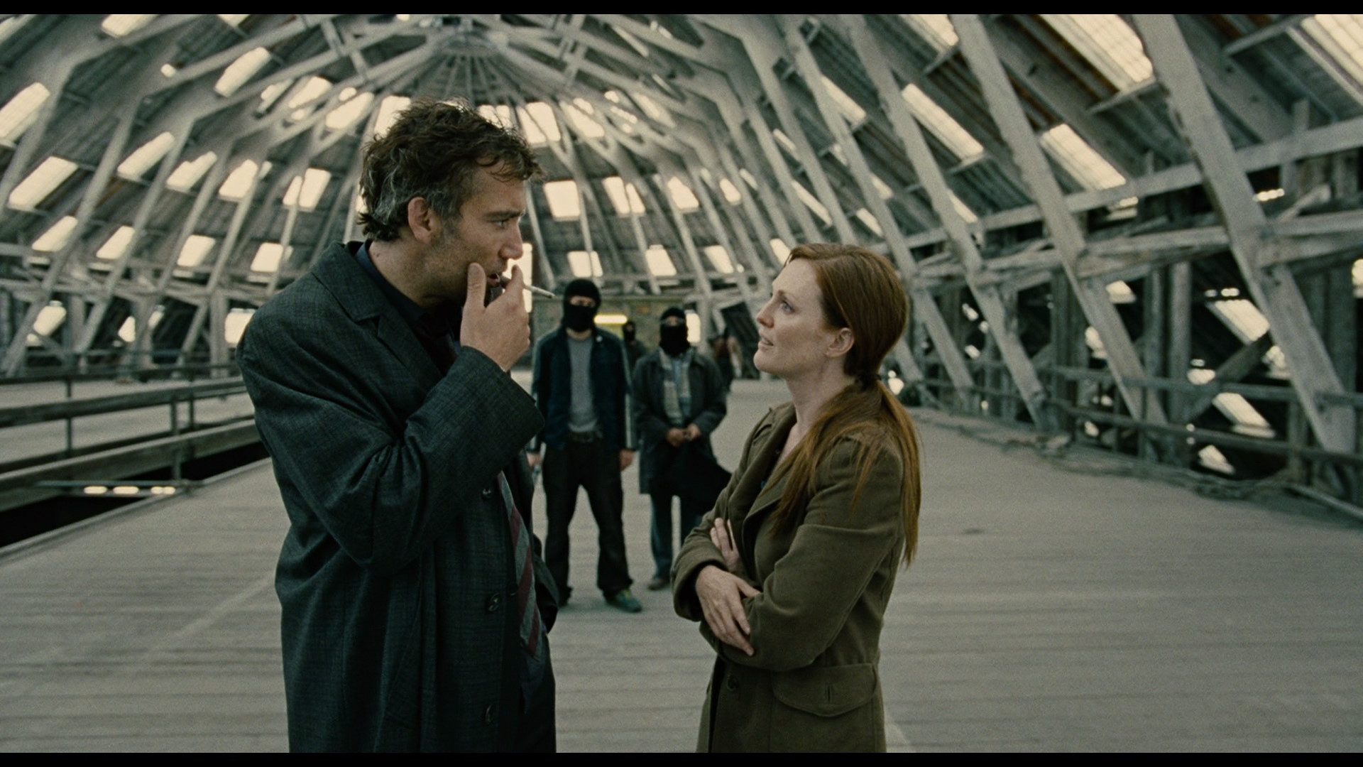 Clive Owen and Julianne Moore in Children of Men HD Wallpaper