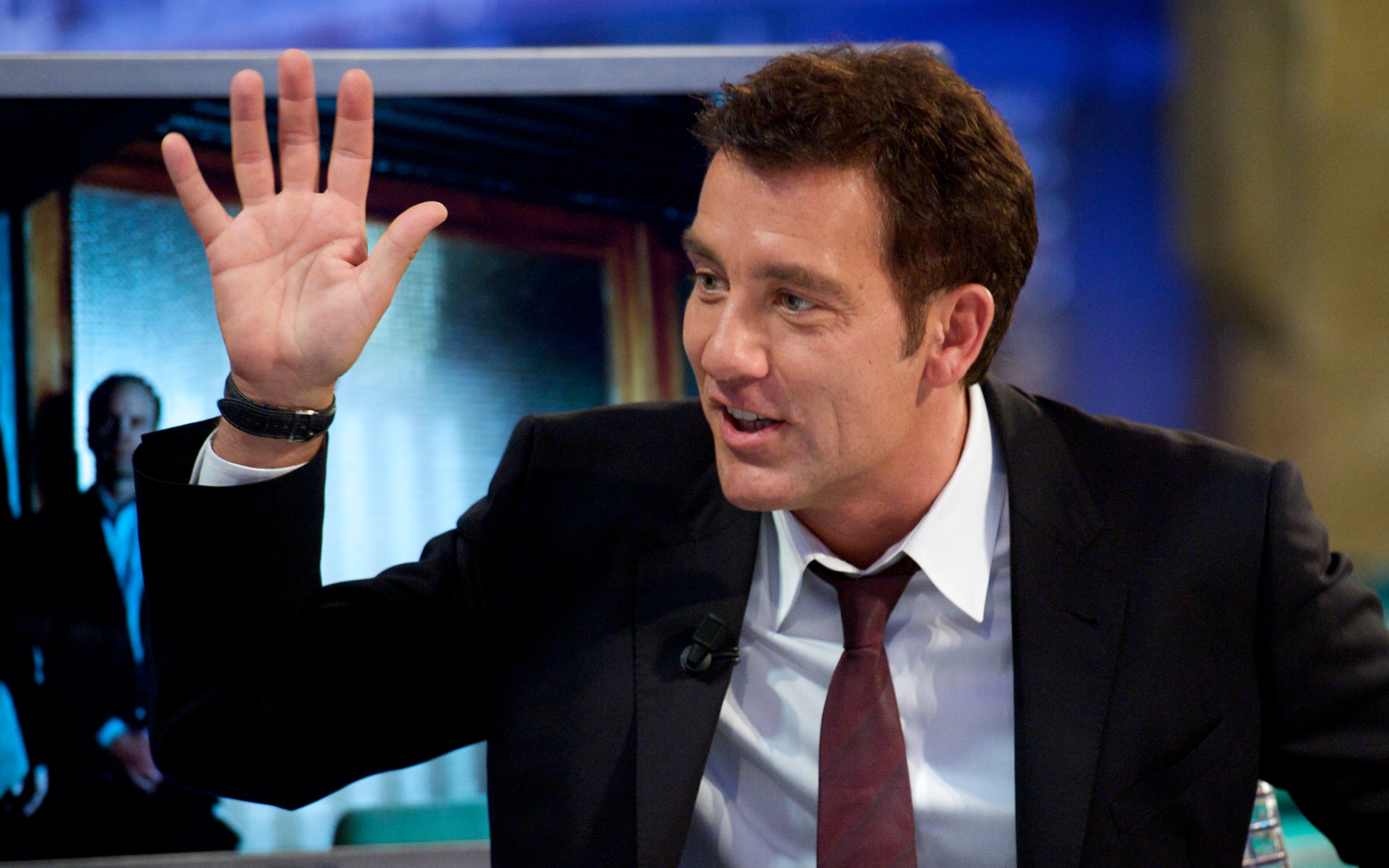 Clive Owen wearing a suit and tie HD Wallpaper