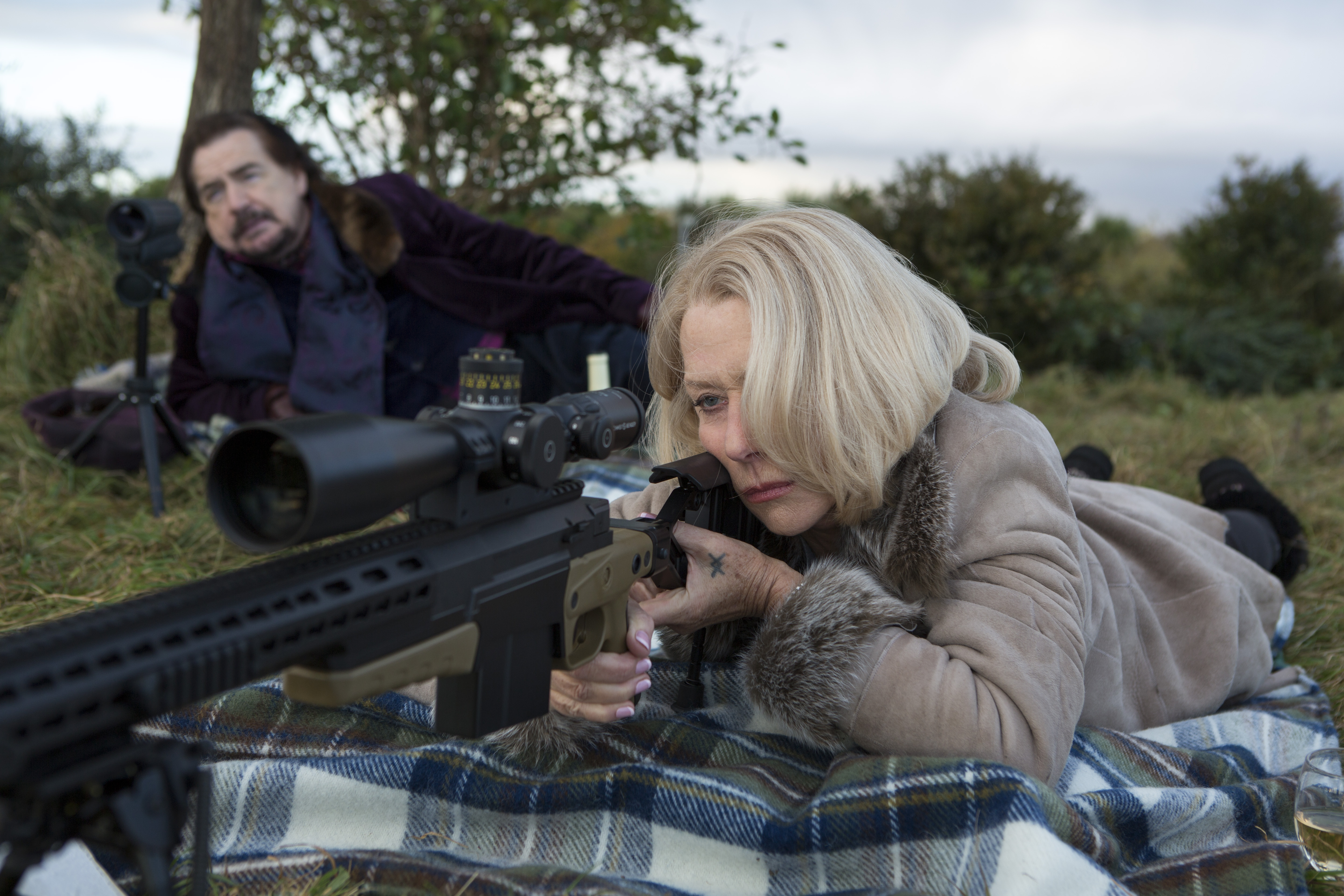 Helen Mirren with a sniper rifle HD Wallpaper