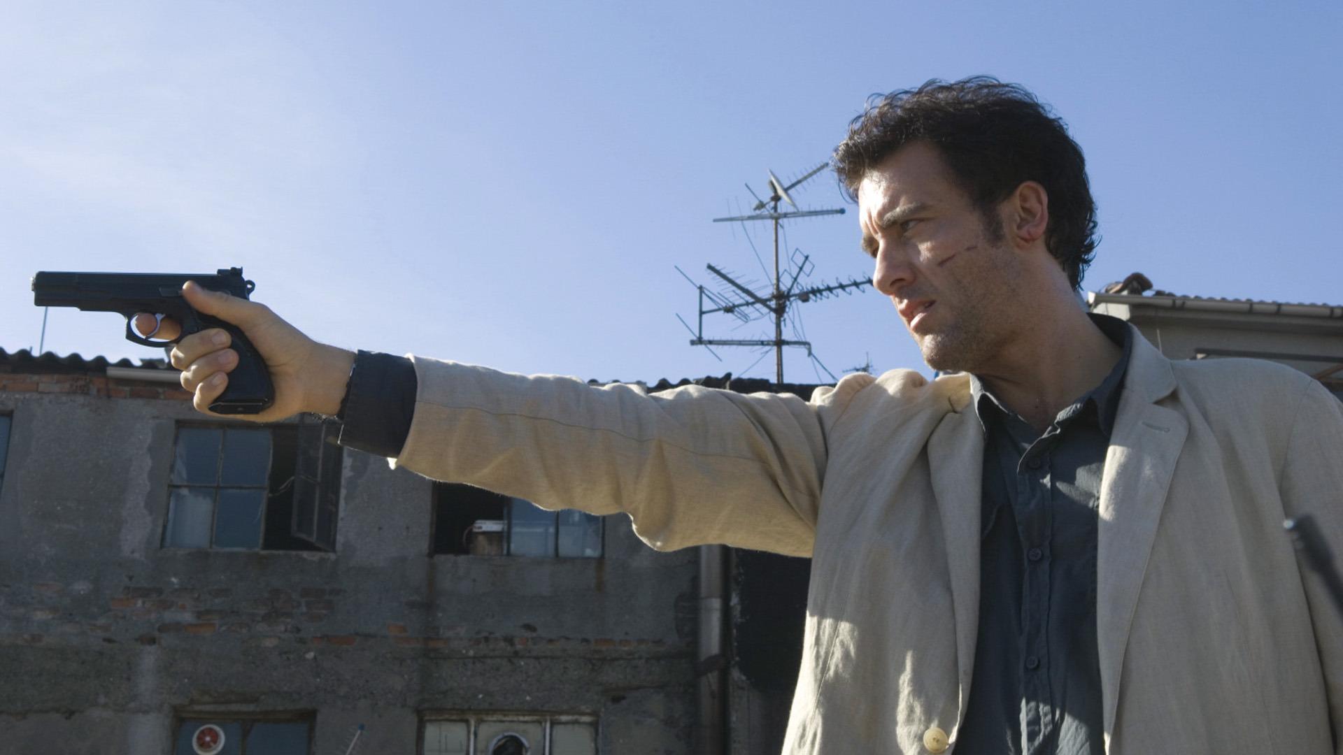 Clive Owen holding a gun HD Wallpaper