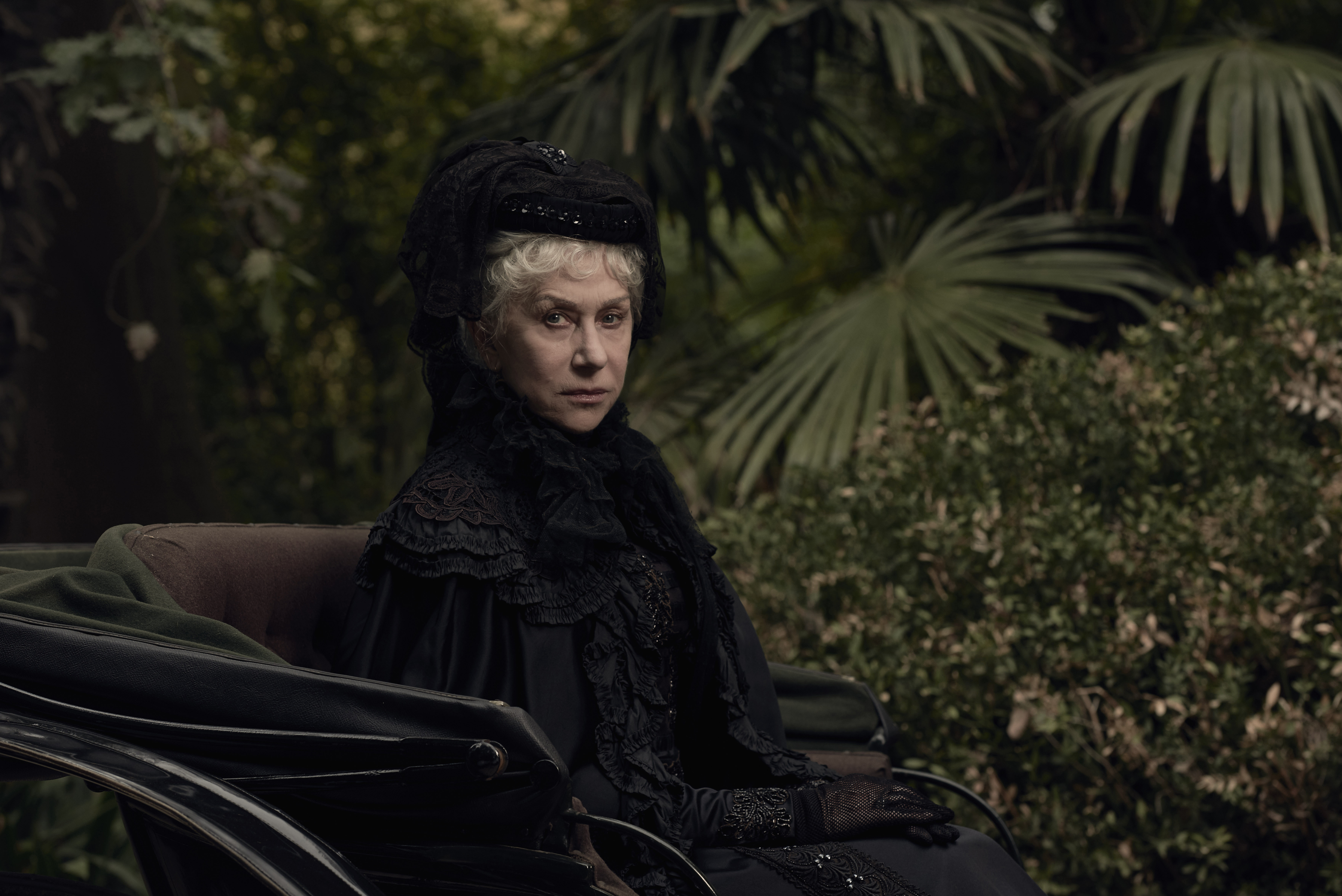 Helen Mirren in a carriage HD Wallpaper