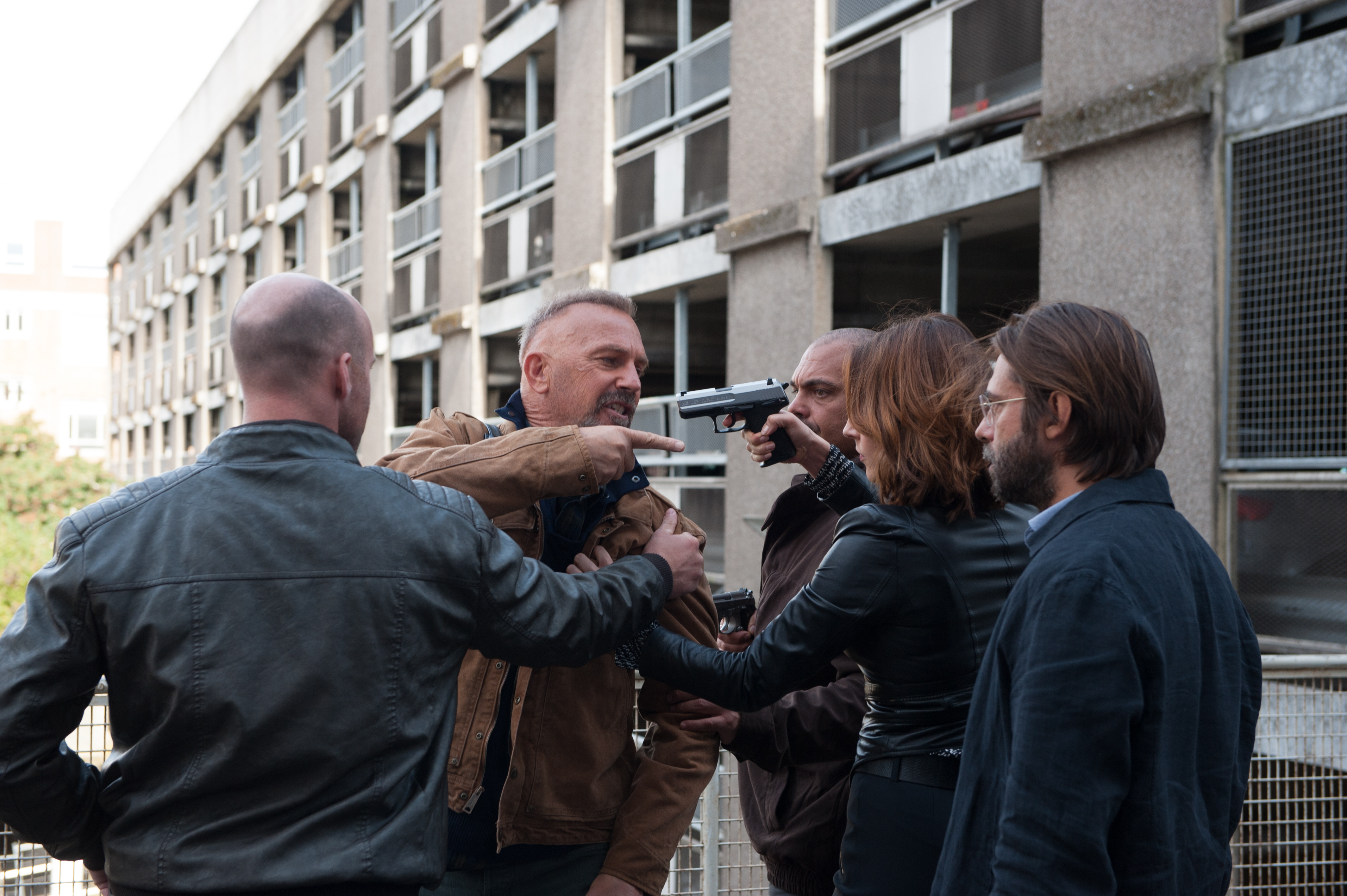 Kevin Costner in a confrontation with armed individuals HD Wallpaper