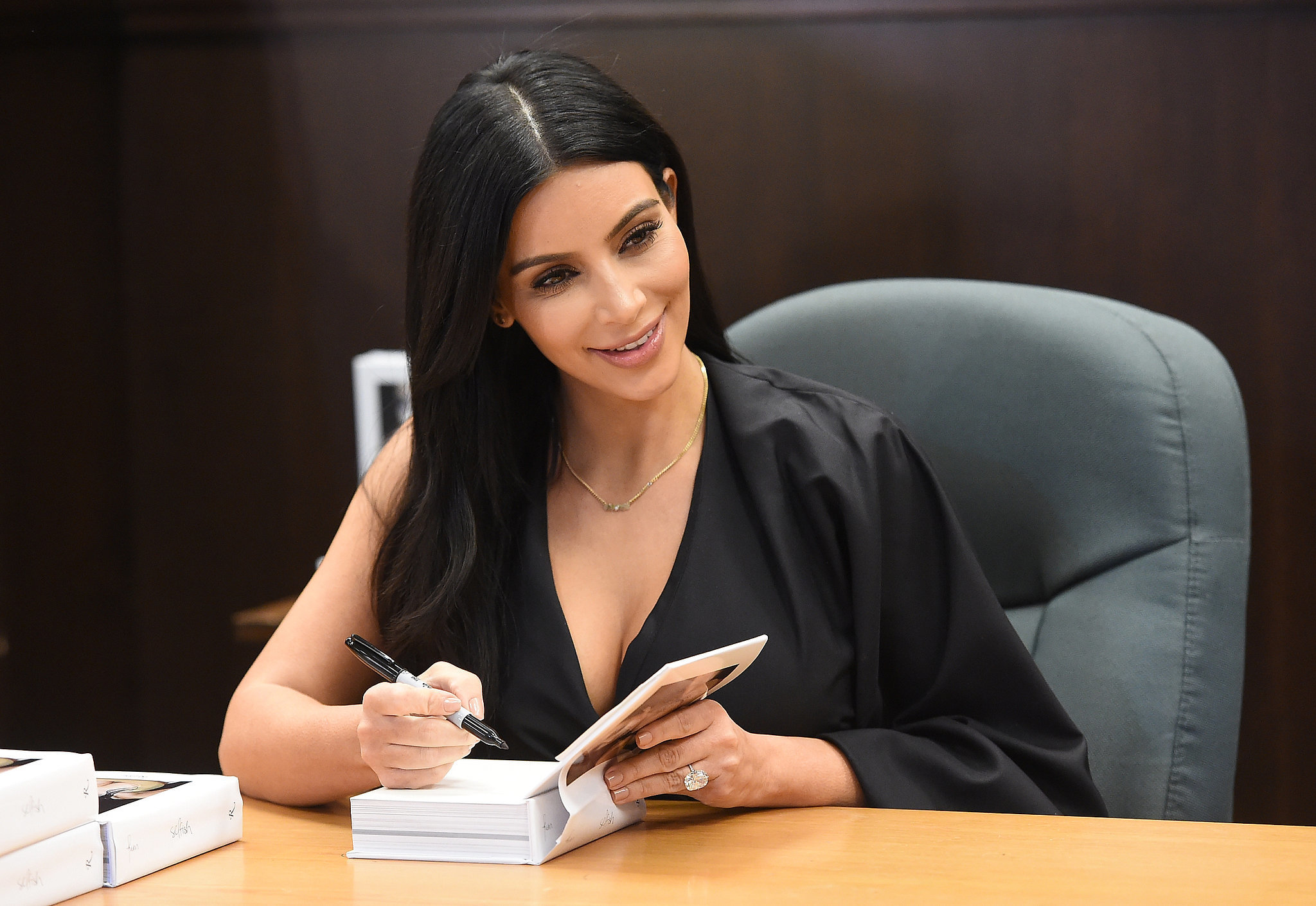 Kim Kardashian signing books HD Wallpaper