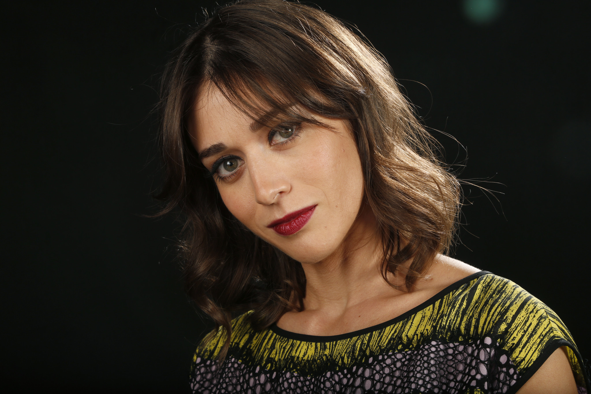 Lizzy Caplan HD Wallpaper