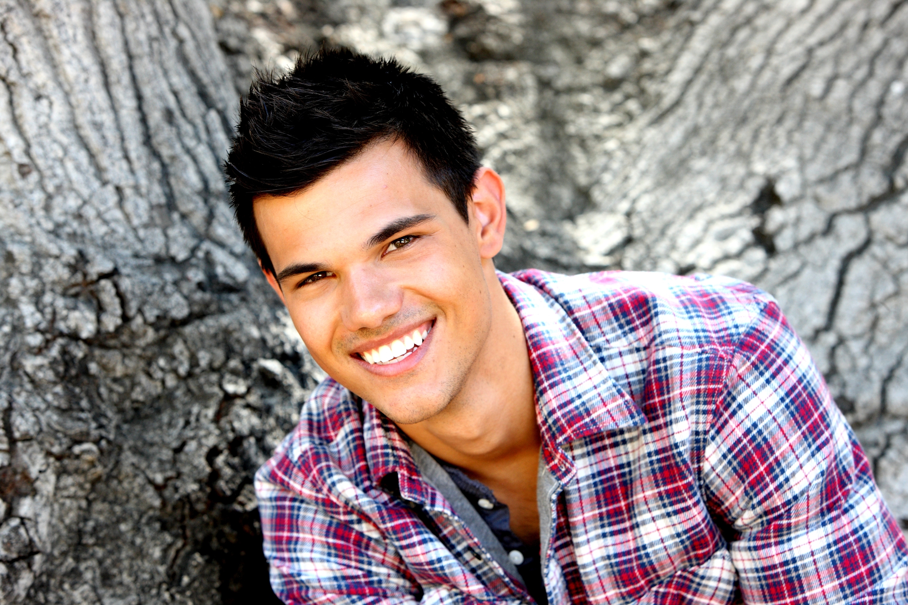 Taylor Lautner smiling outdoors HD Wallpaper