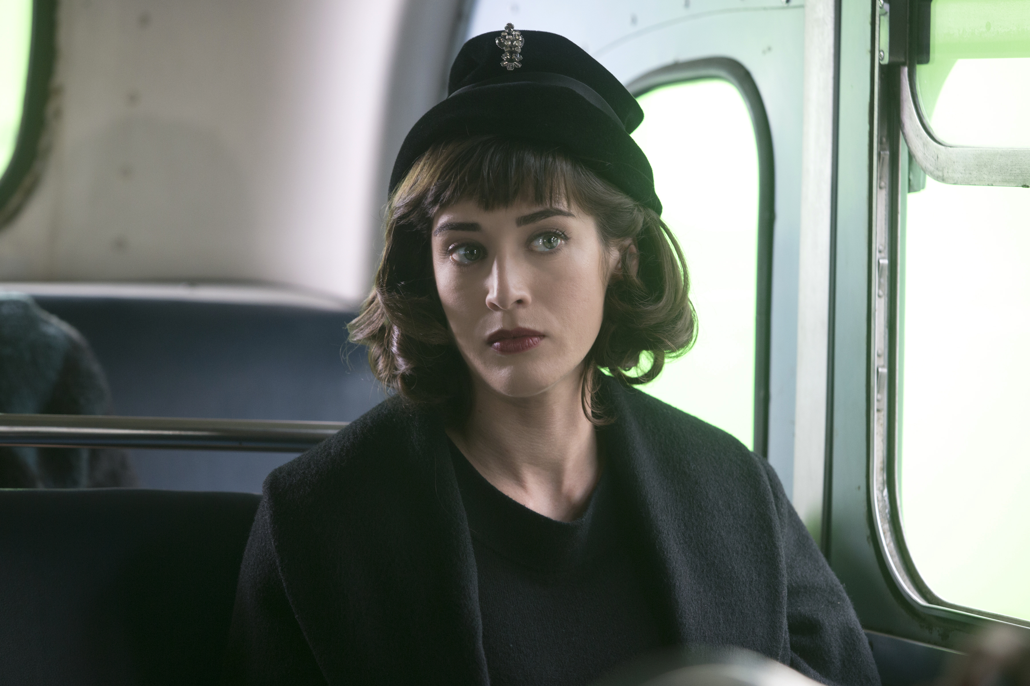 Lizzy Caplan on a bus HD Wallpaper