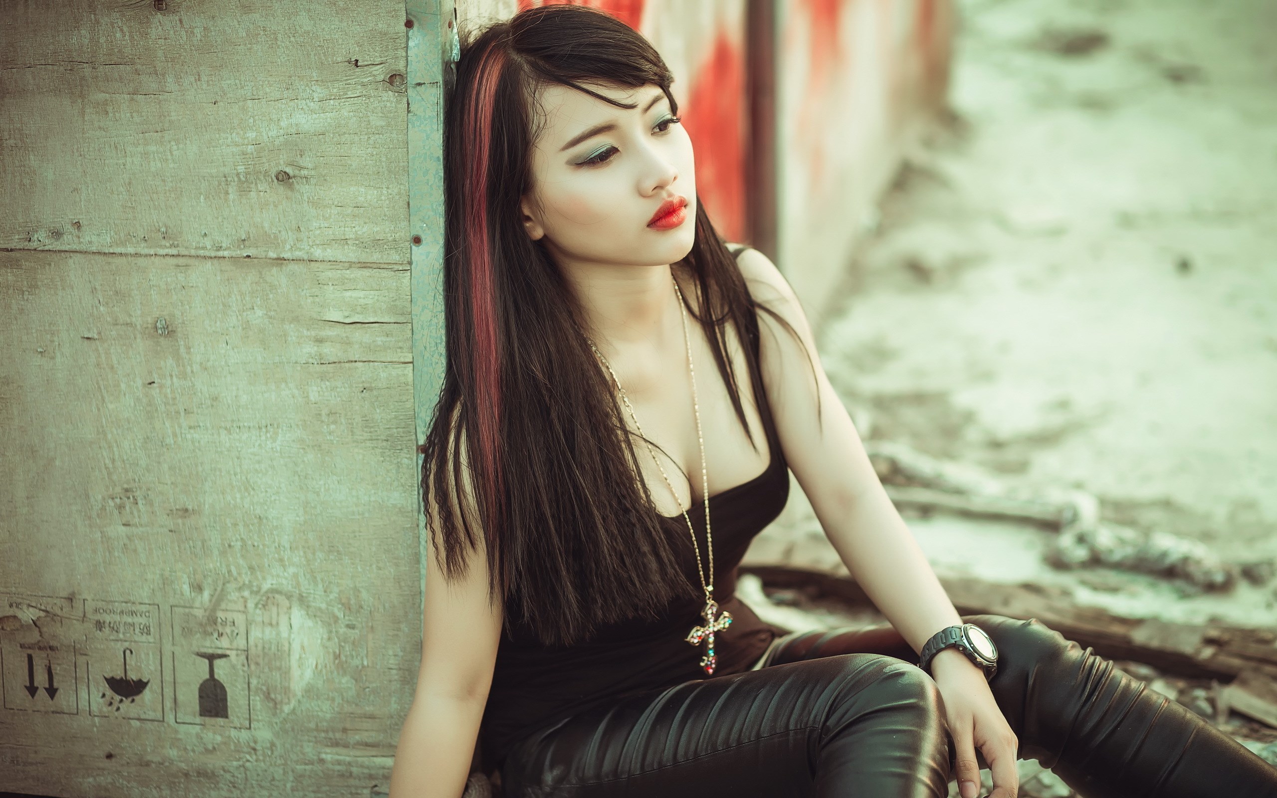 Young woman with dyed hair sitting by a wooden crate HD Wallpaper