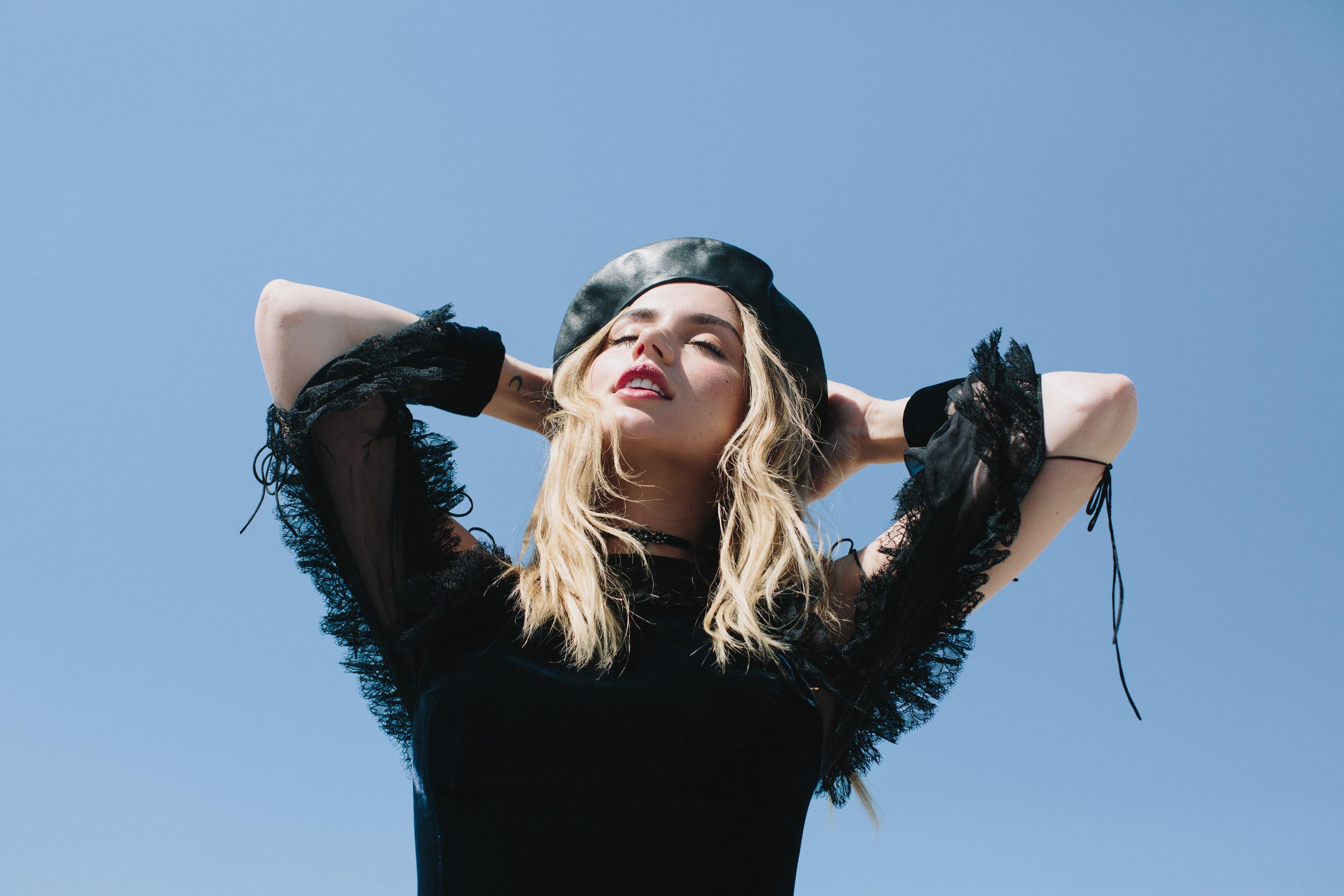 Ana de Armas in black beret and dress HD Wallpaper