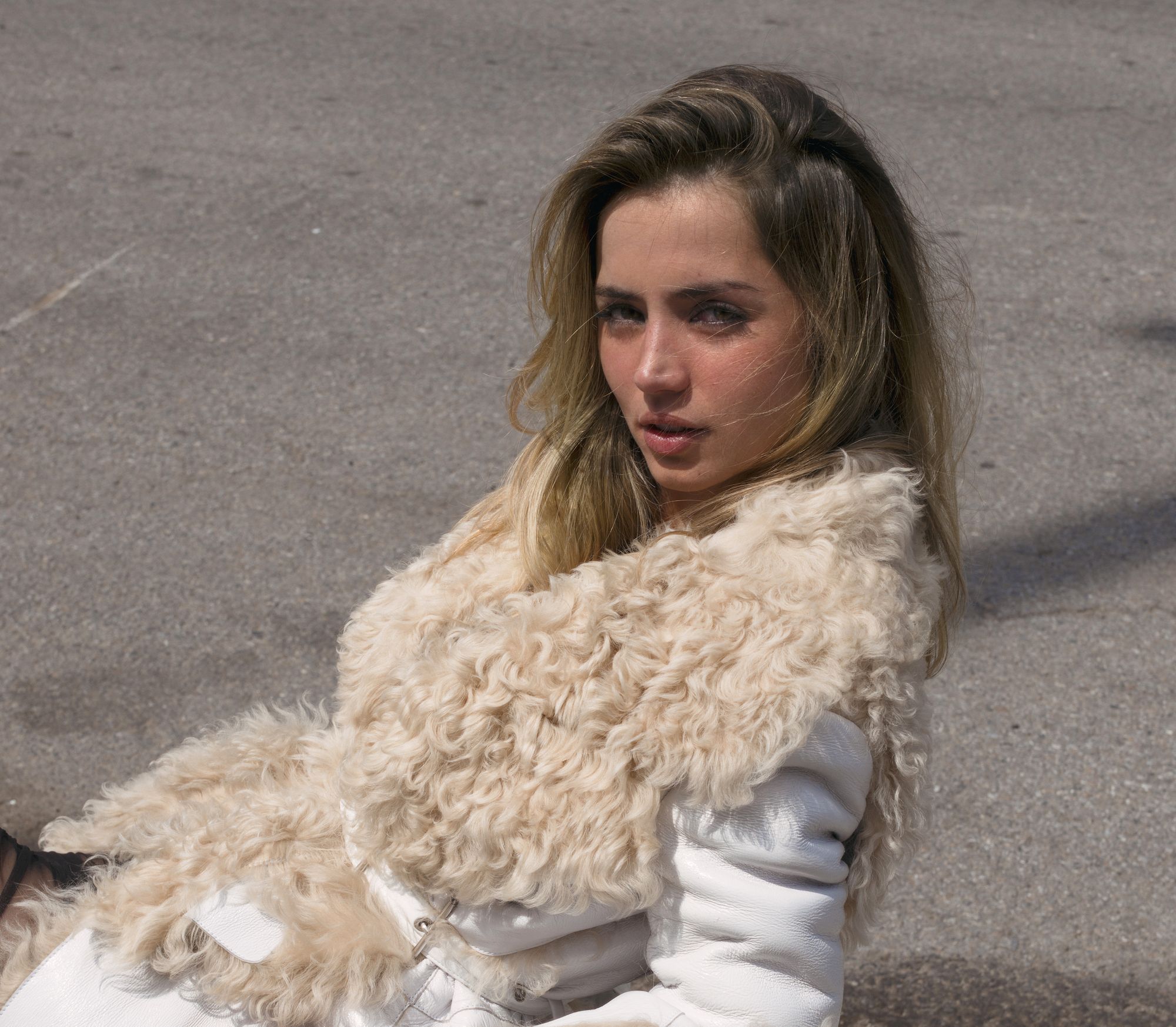 Ana de Armas in a fluffy coat HD Wallpaper