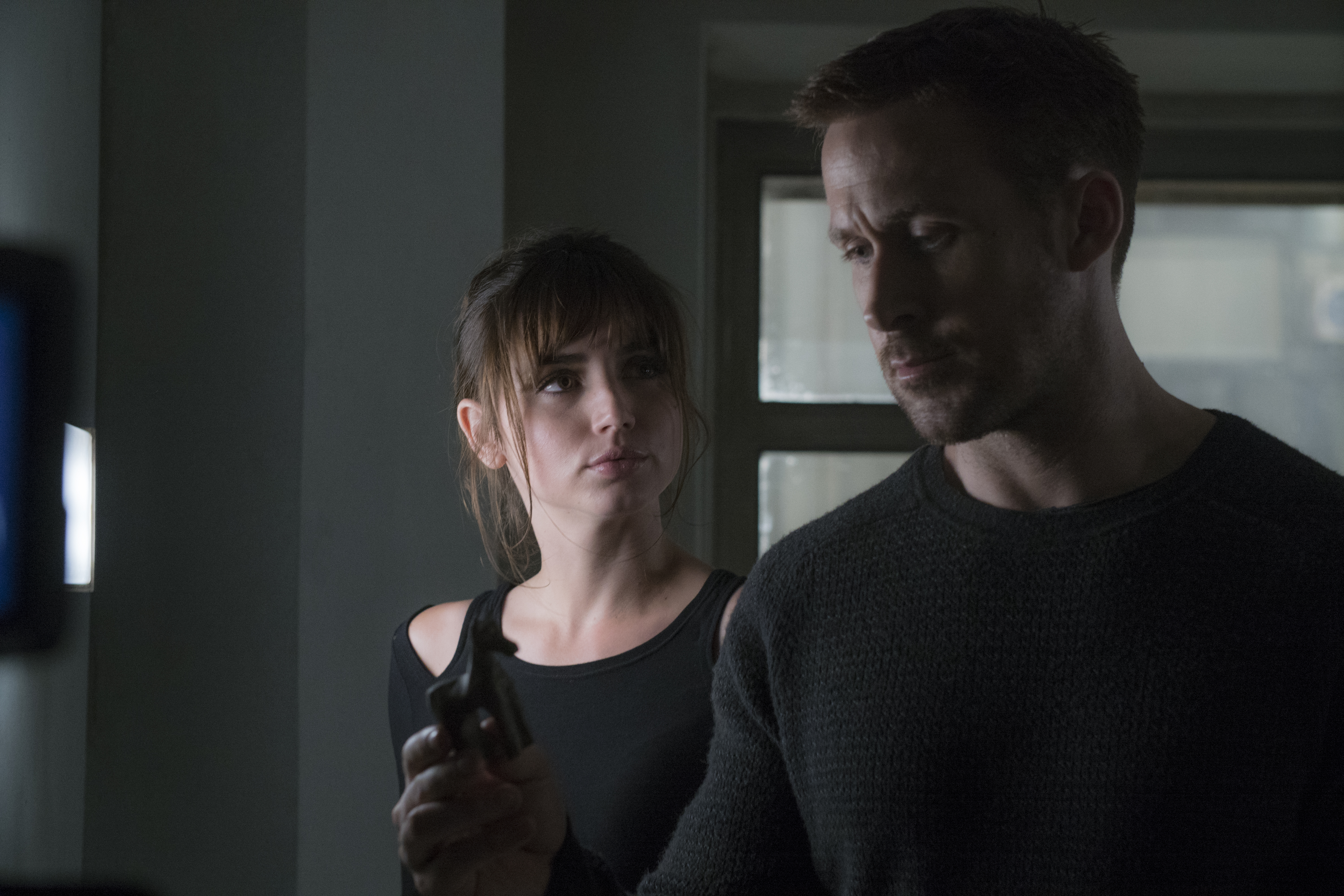 Ana de Armas and Ryan Gosling in Blade Runner 2049 HD Wallpaper