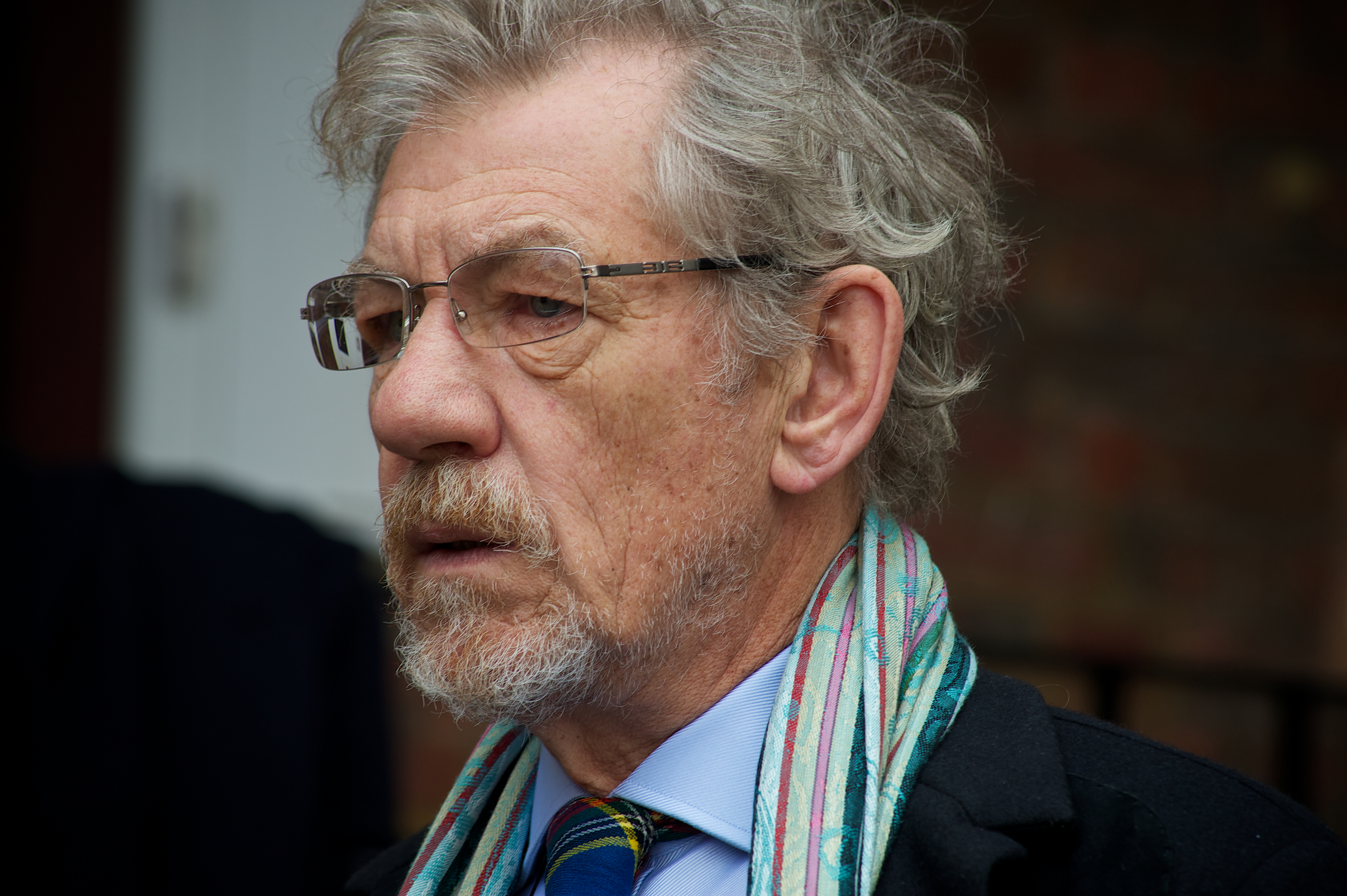 Ian McKellen wearing glasses and scarf HD Wallpaper