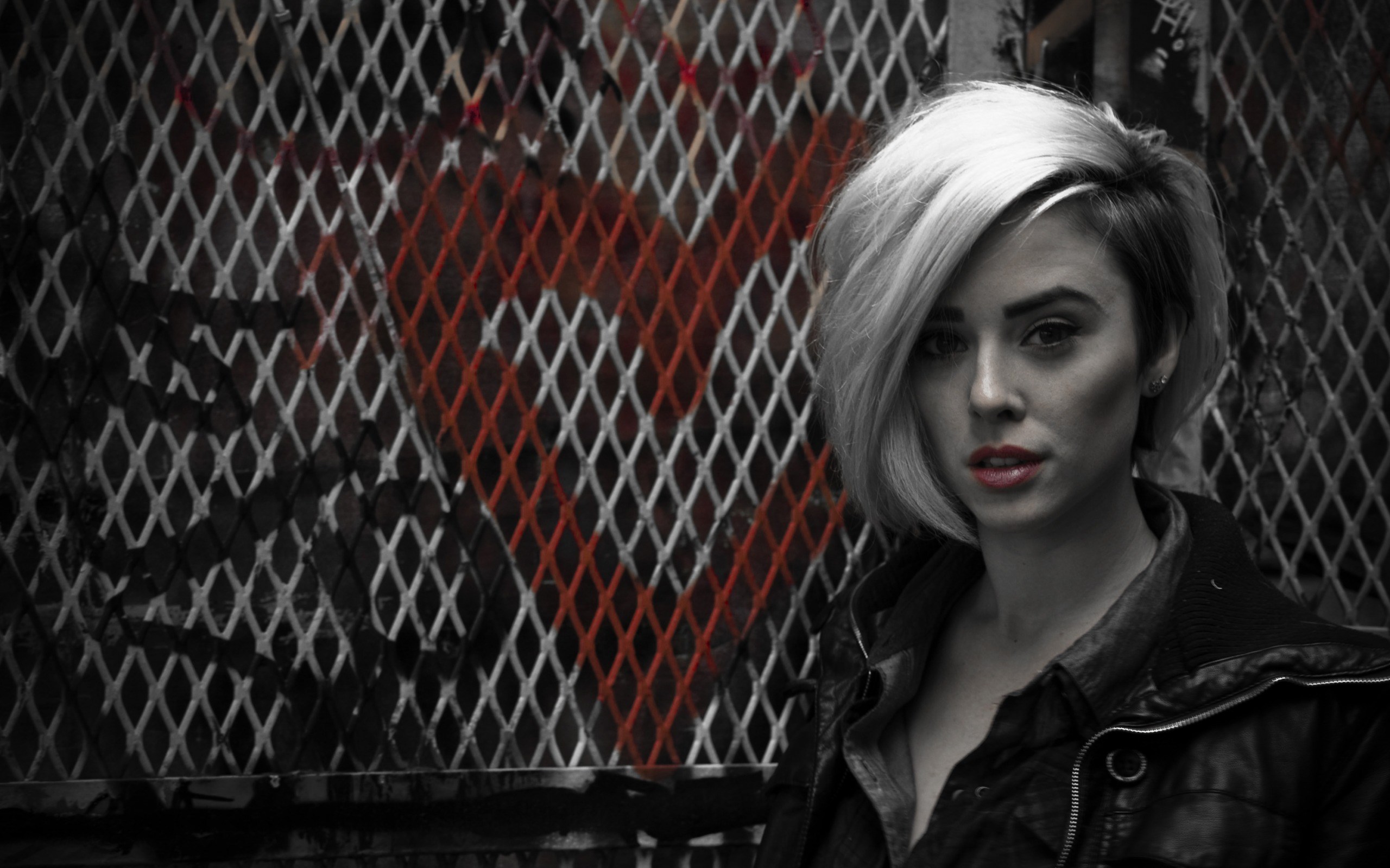 Woman with blonde hair in front of a metal fence HD Wallpaper