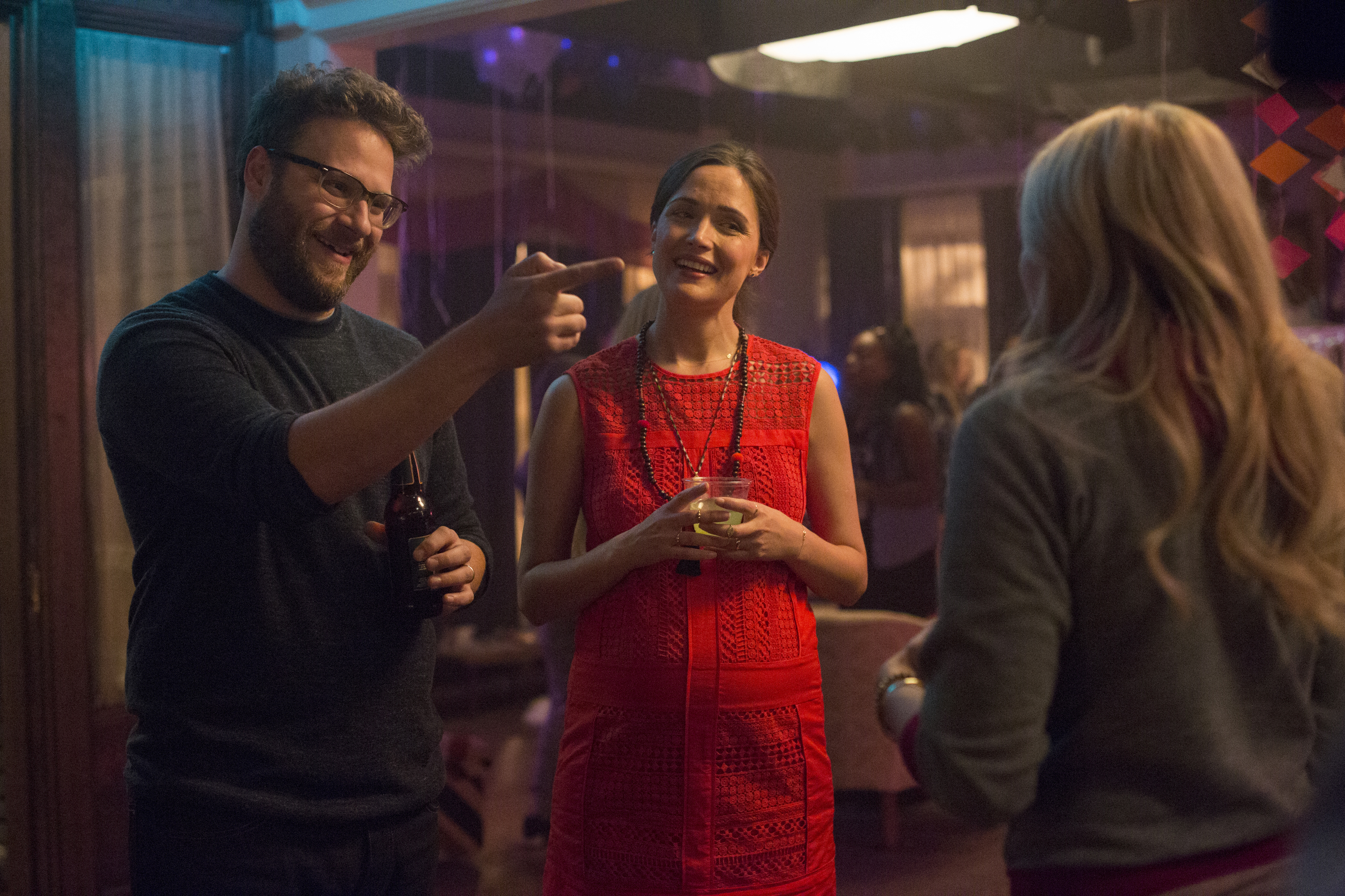 Seth Rogen and two women at a party HD Wallpaper