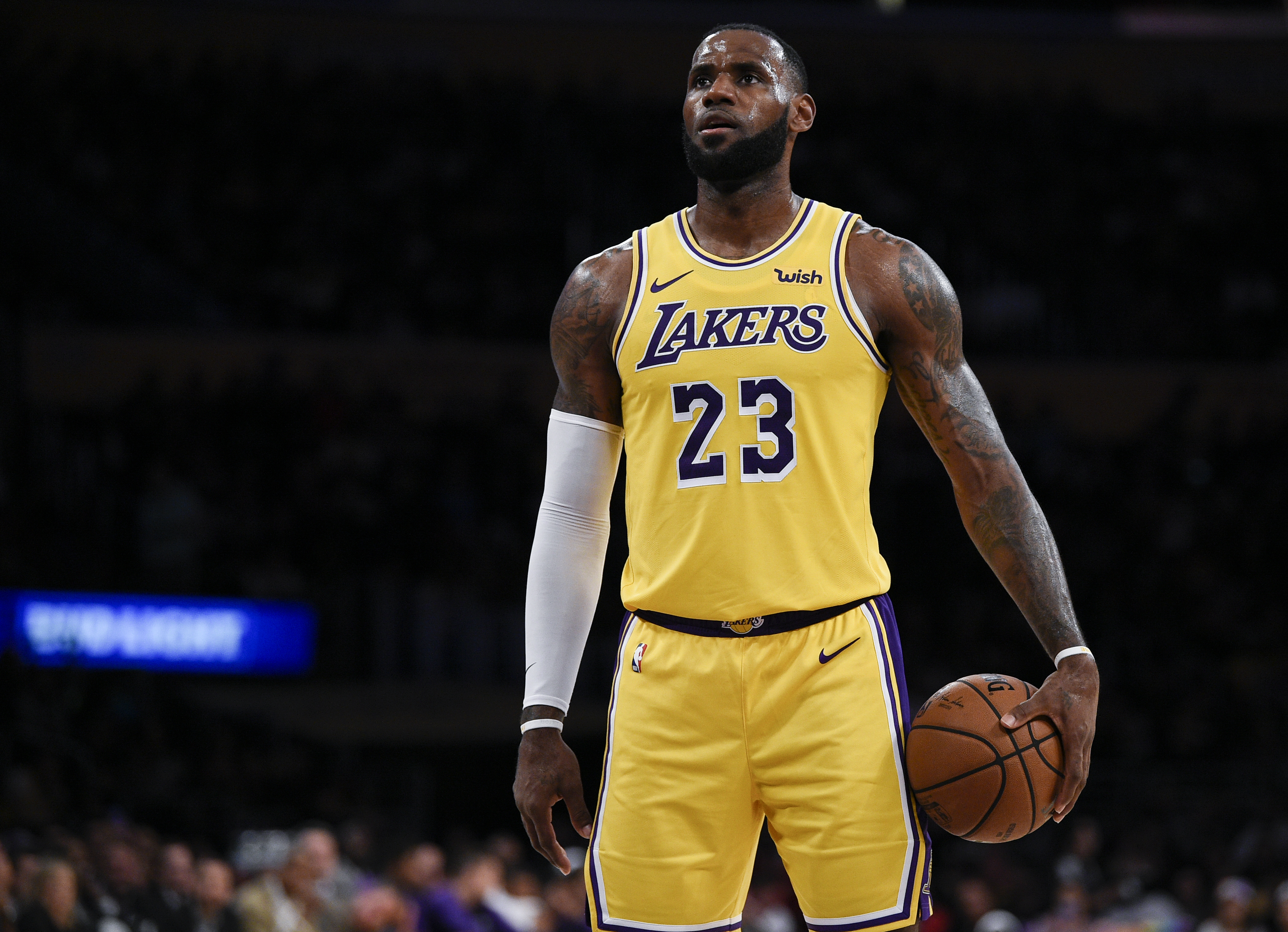 LeBron James in Lakers Jersey HD Wallpaper