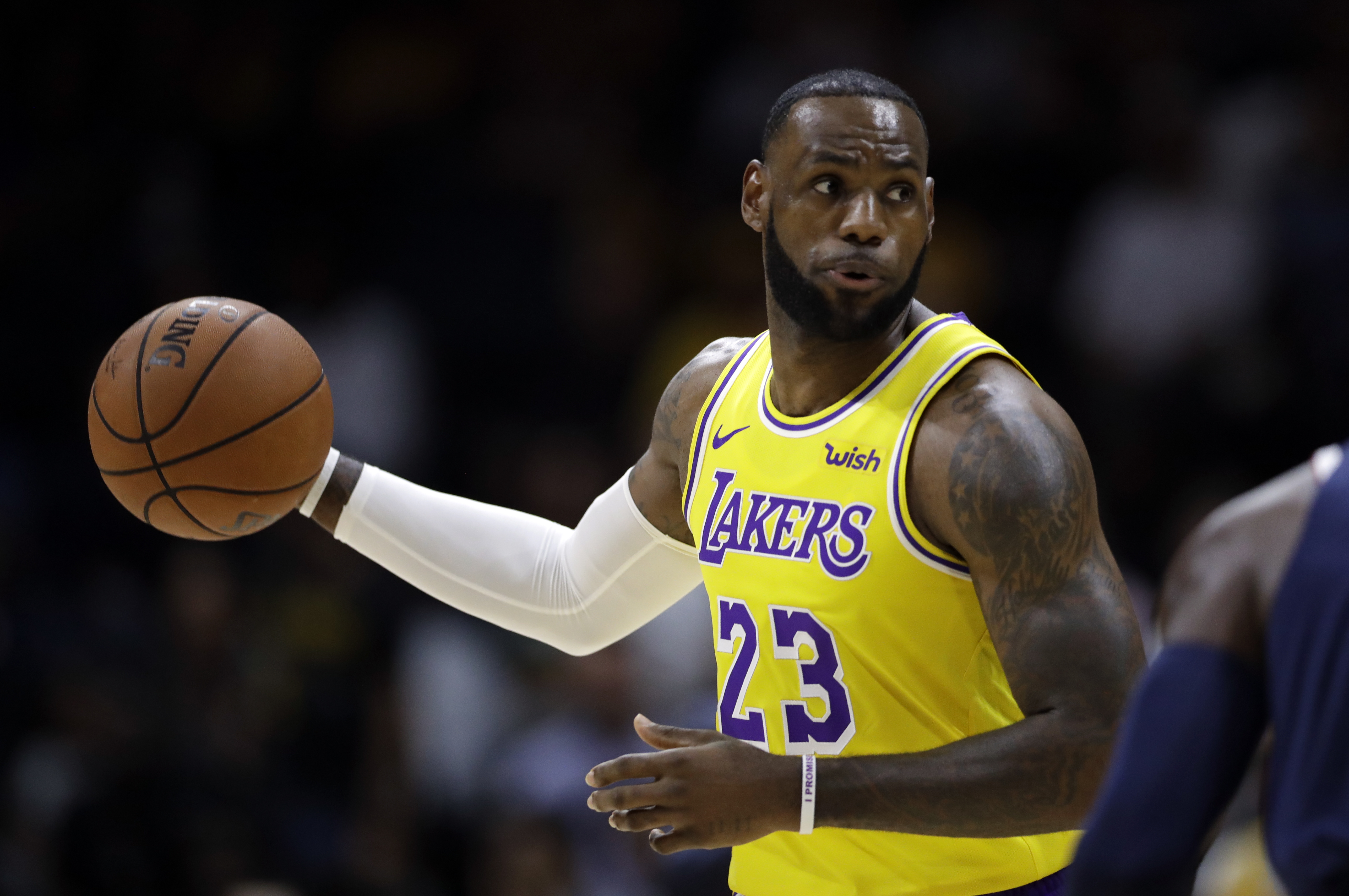 LeBron James playing basketball HD Wallpaper