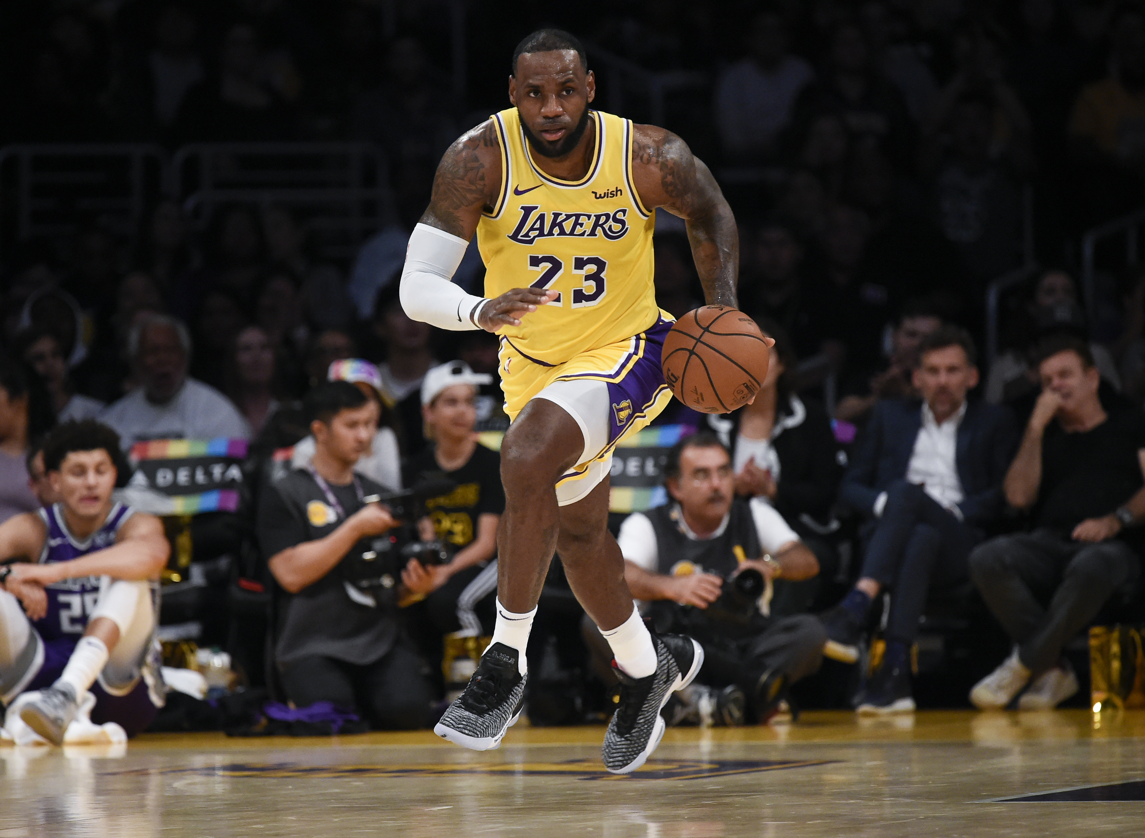 LeBron James from Los Angeles Lakers playing basketball HD Wallpaper