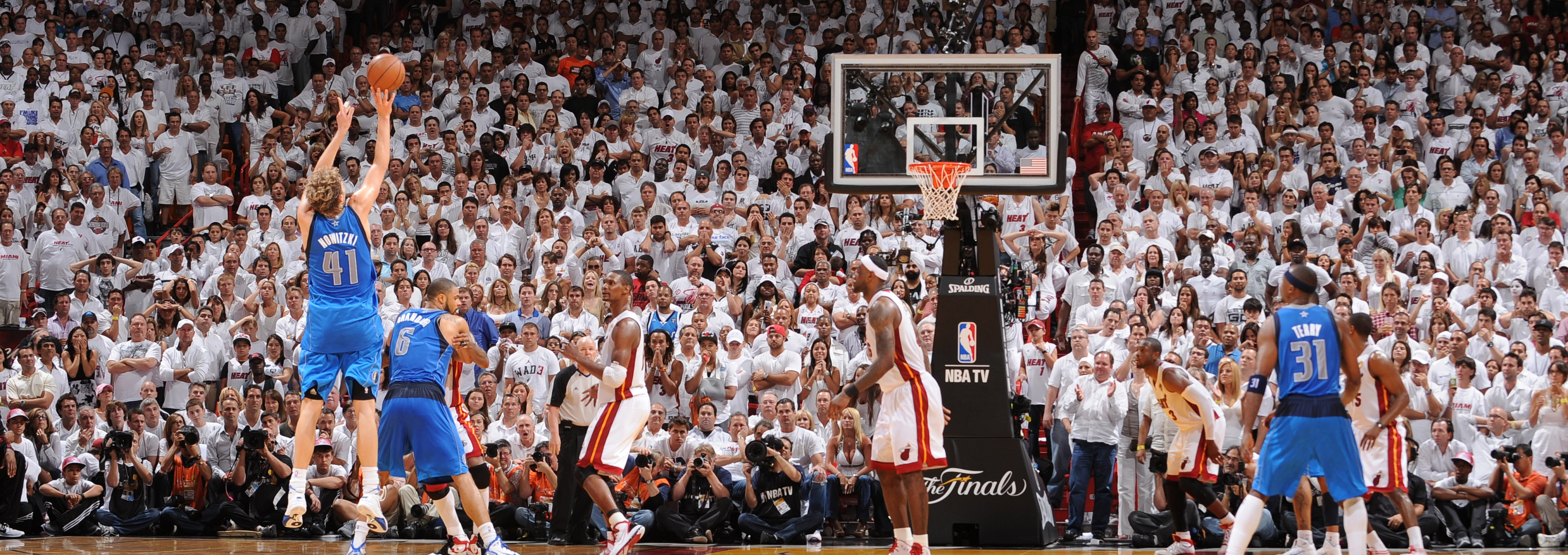 Dirk Nowitzki and LeBron James in NBA Finals HD Wallpaper