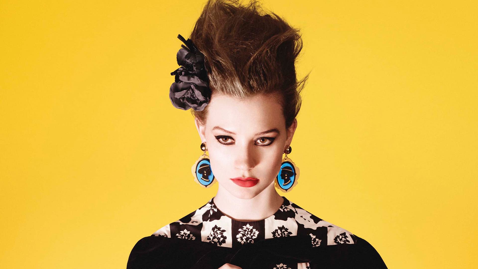 Mia Wasikowska with dramatic makeup and earrings HD Wallpaper