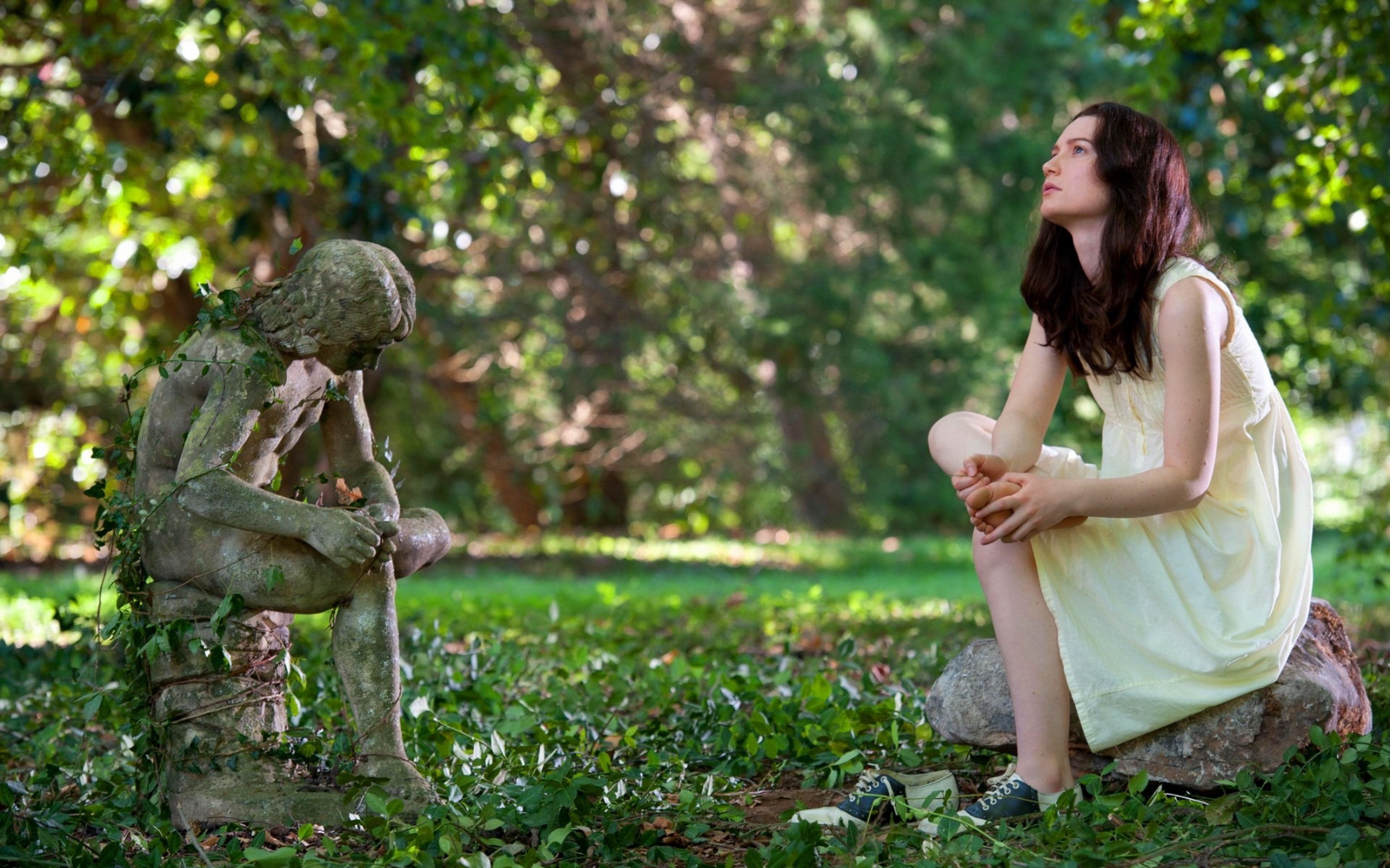 Mia Wasikowska with a statue in a garden HD Wallpaper