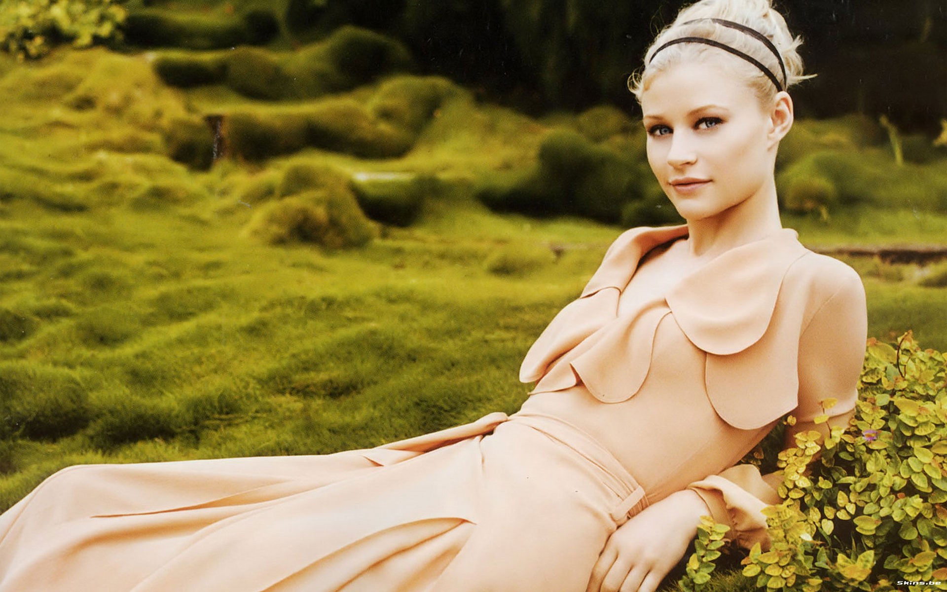 Emilie de Ravin in a peach dress outdoors HD Wallpaper