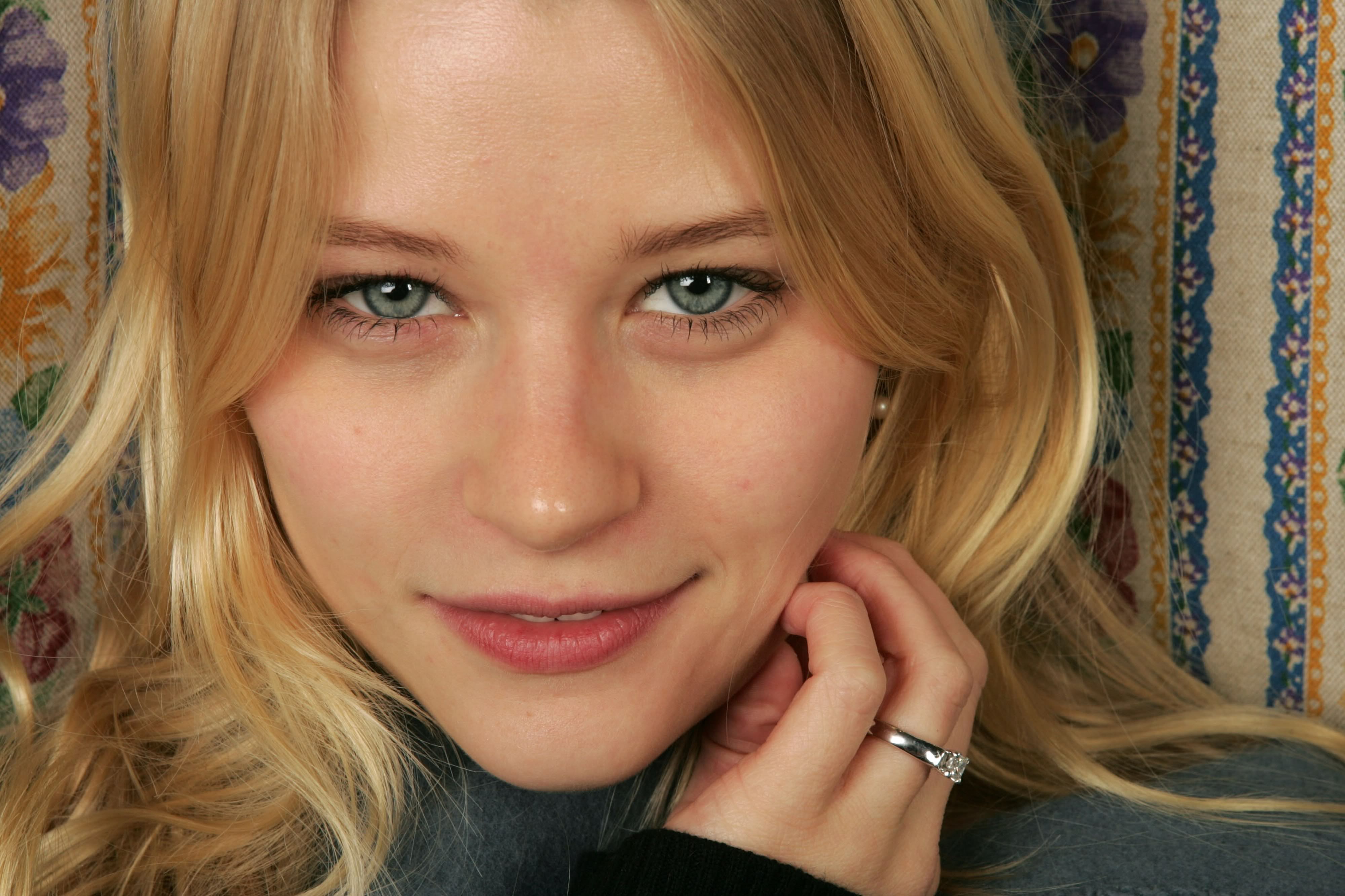 Emilie de Ravin HD Wallpaper