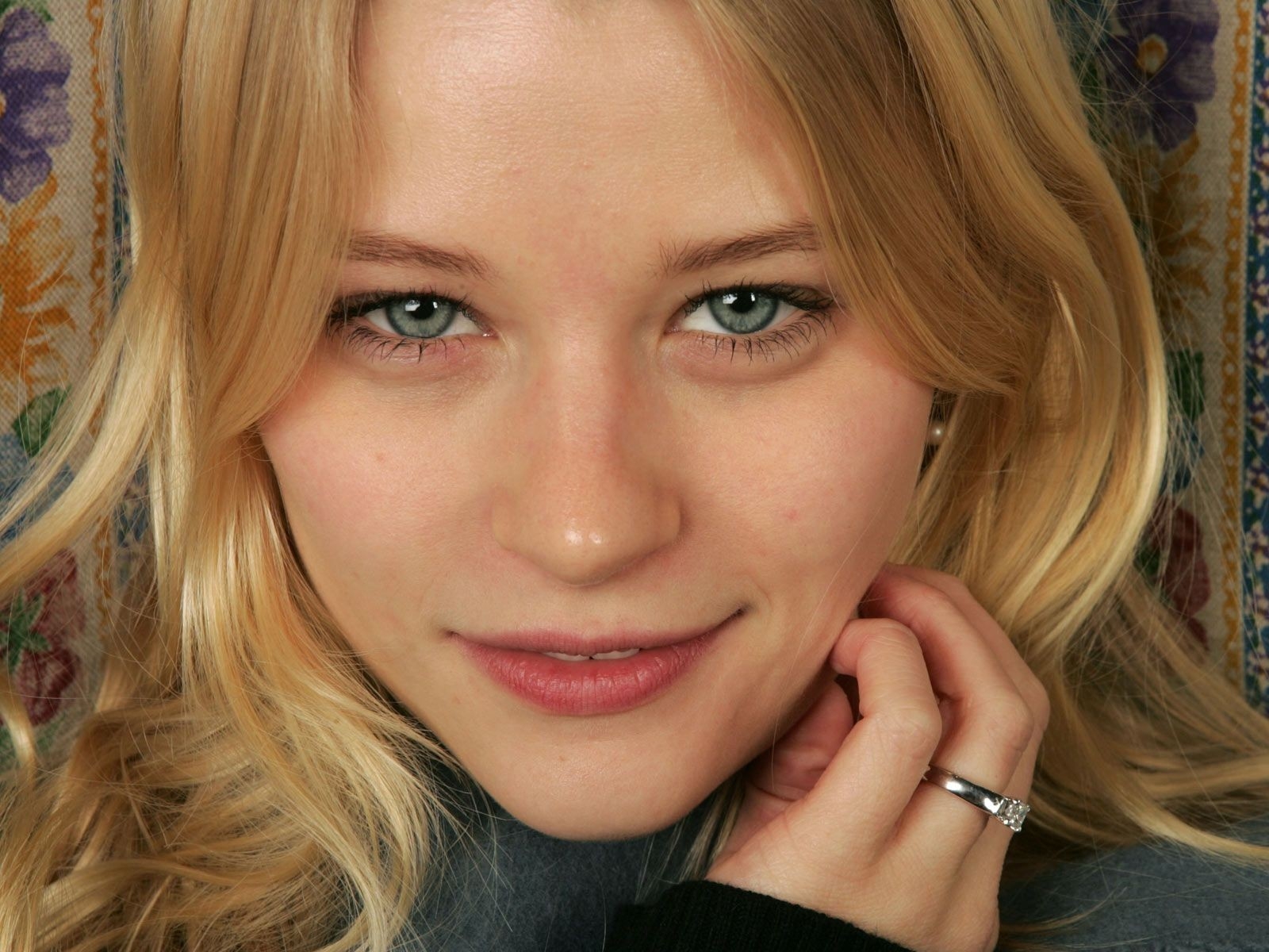 Emilie de Ravin HD Wallpaper