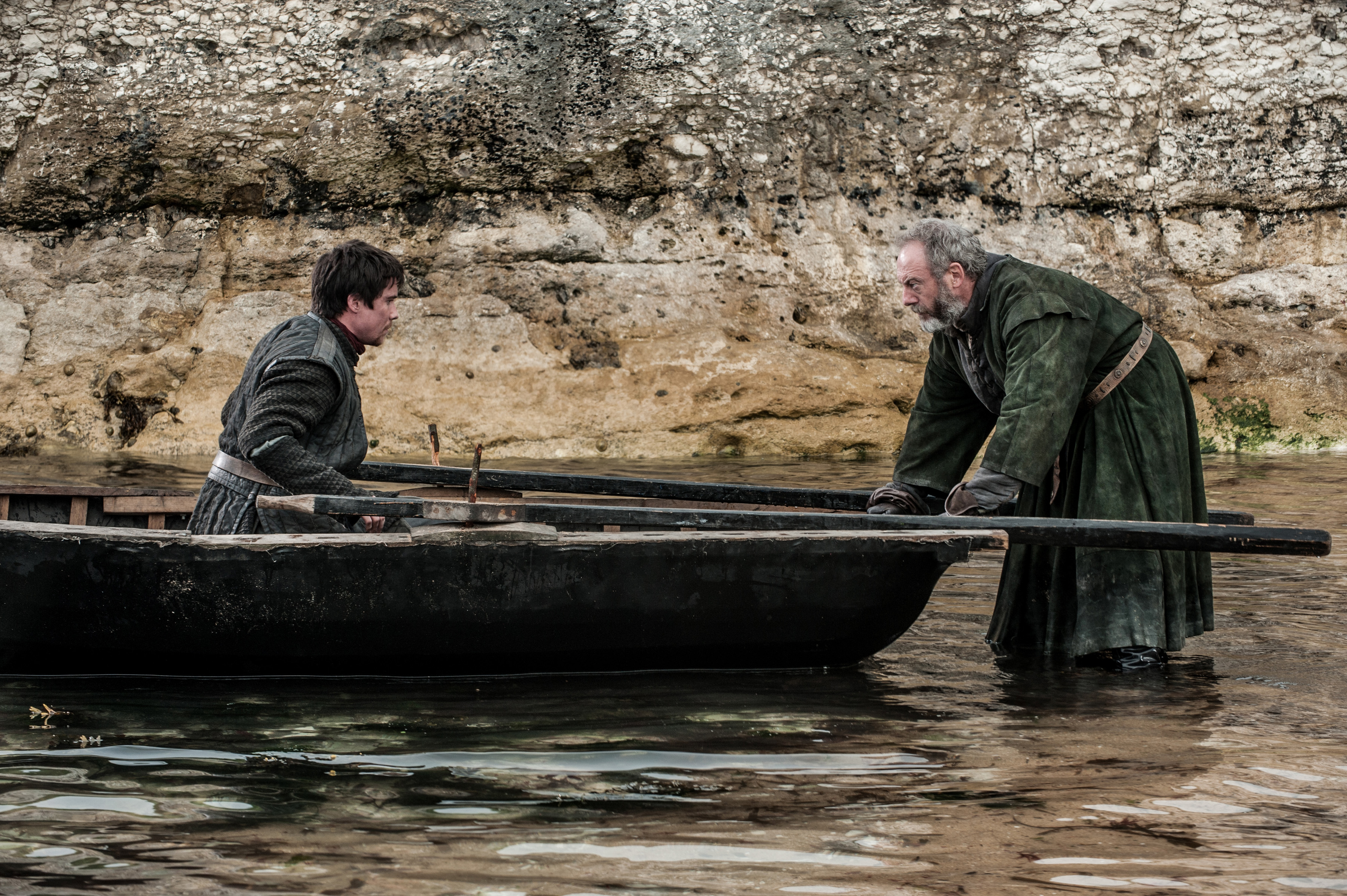 Joe Dempsie in a boat HD Wallpaper