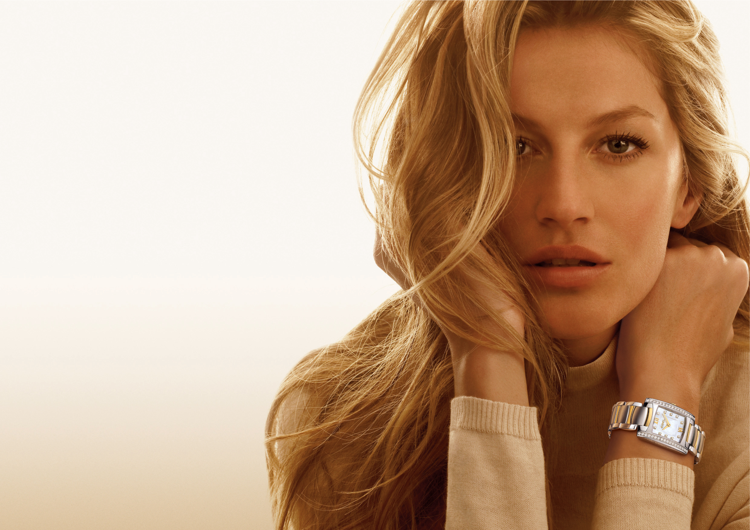 Gisele Bündchen wearing a watch HD Wallpaper