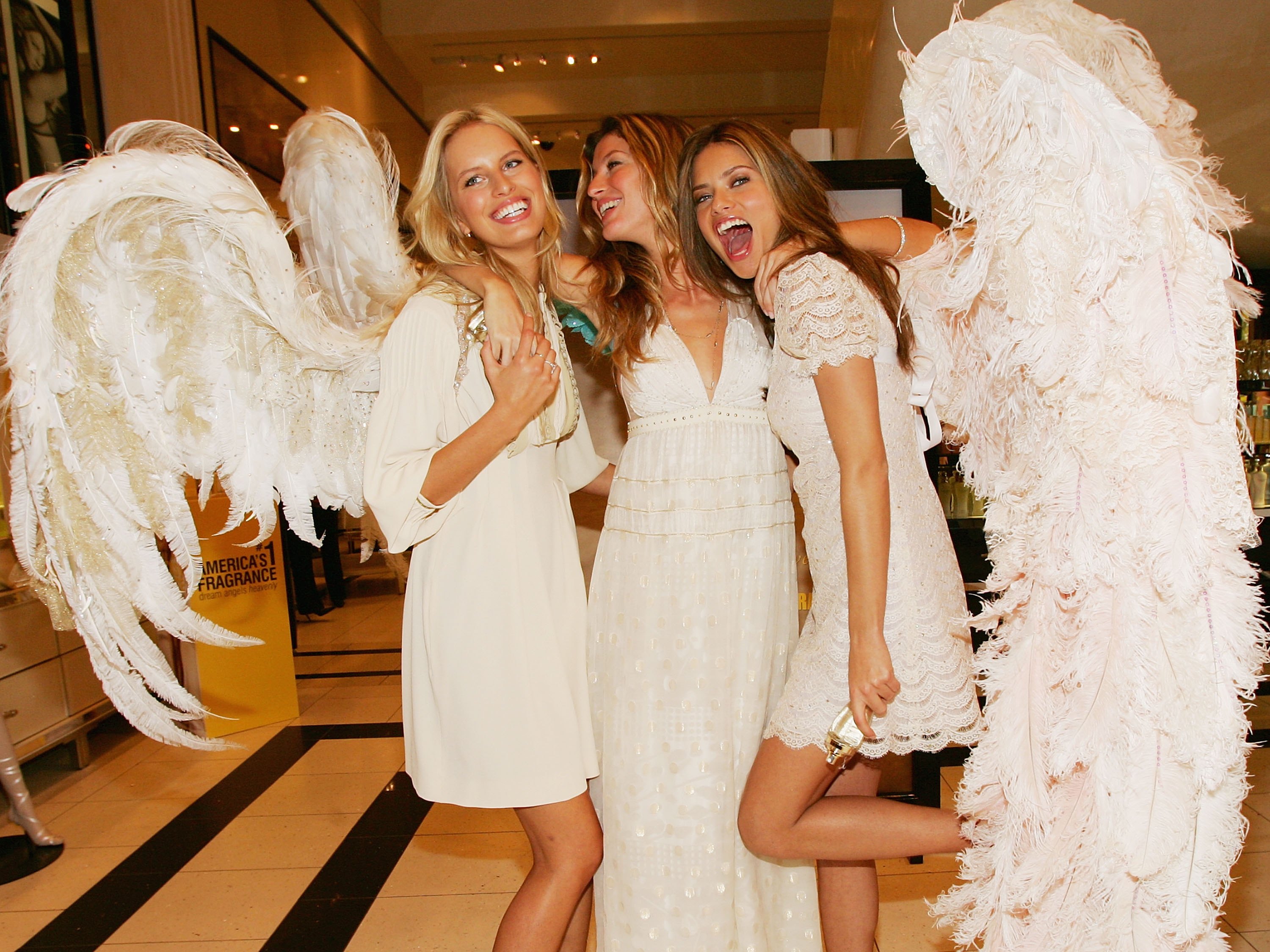 Gisele Bündchen and two models with angel wings HD Wallpaper