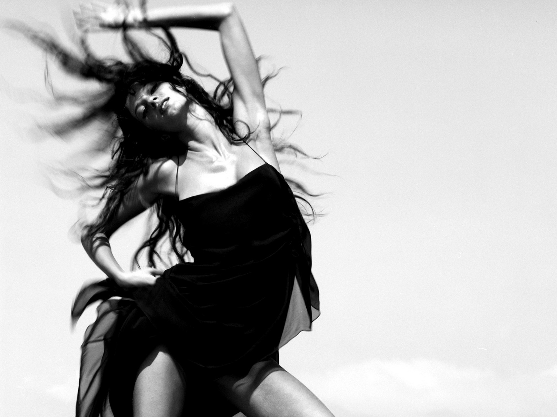 Gisele Bündchen dancing outdoors HD Wallpaper