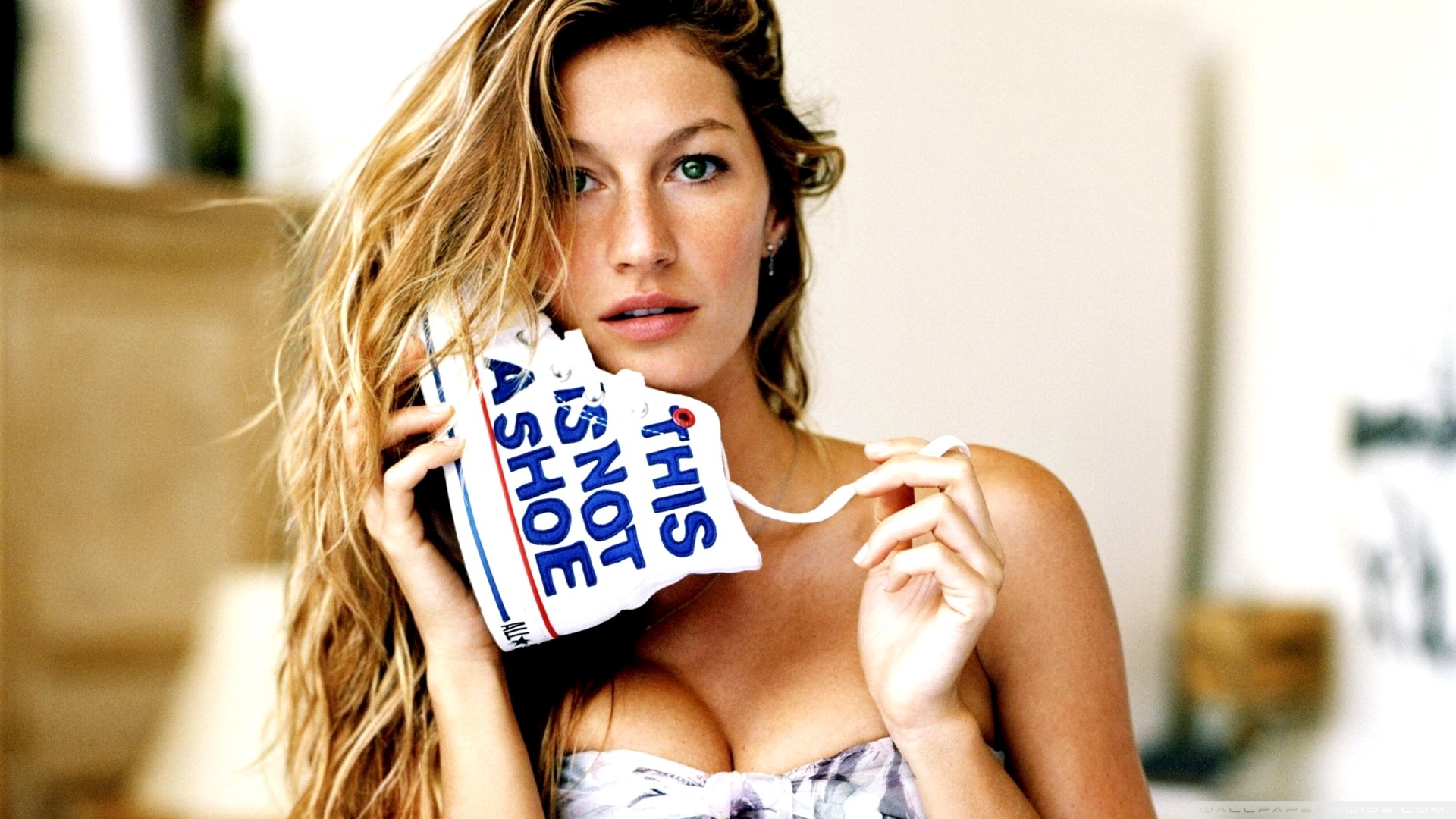 Gisele Bündchen holding a shoe that says "This is not a shoe" HD Wallpaper