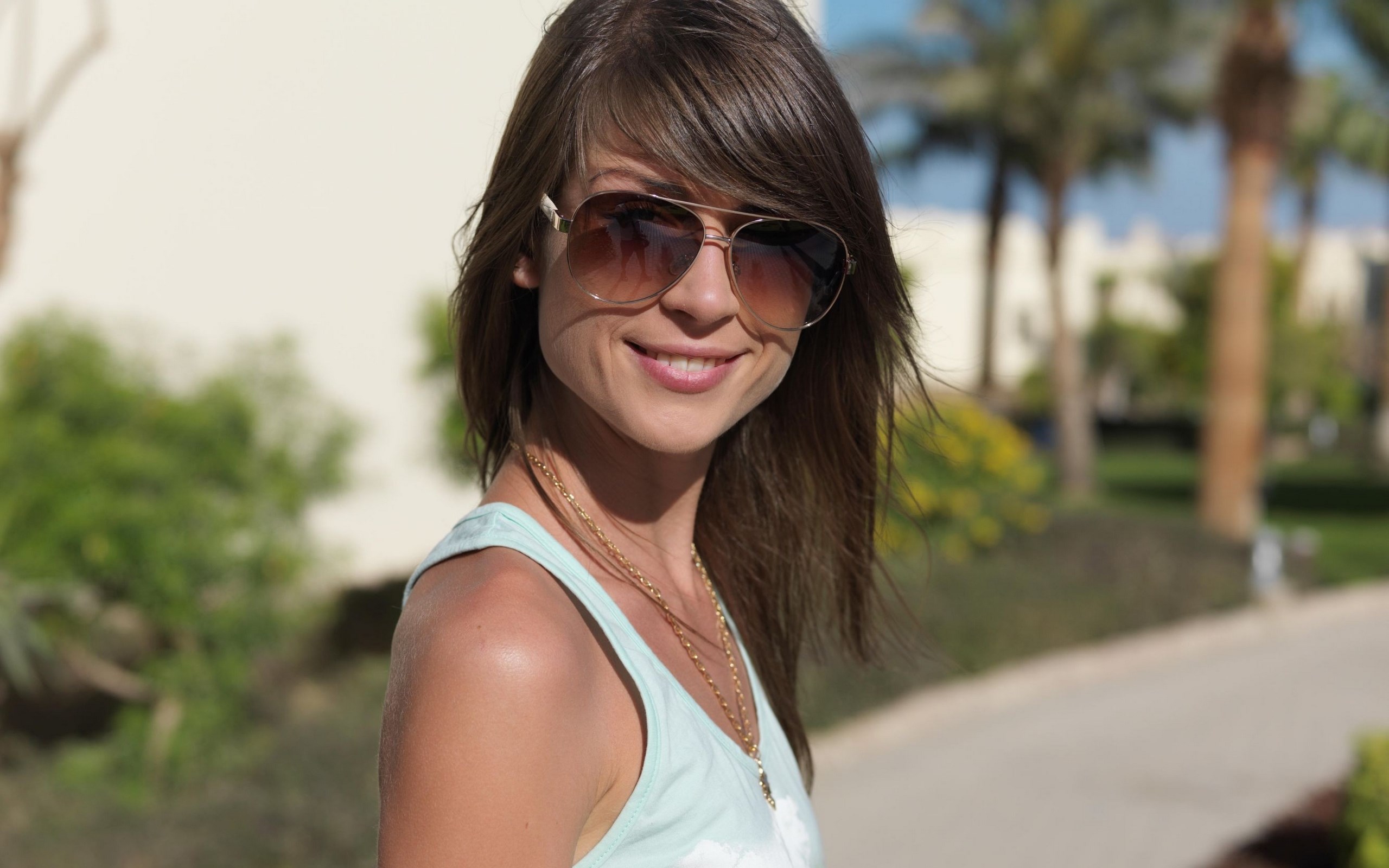 Woman wearing sunglasses and a necklace HD Wallpaper