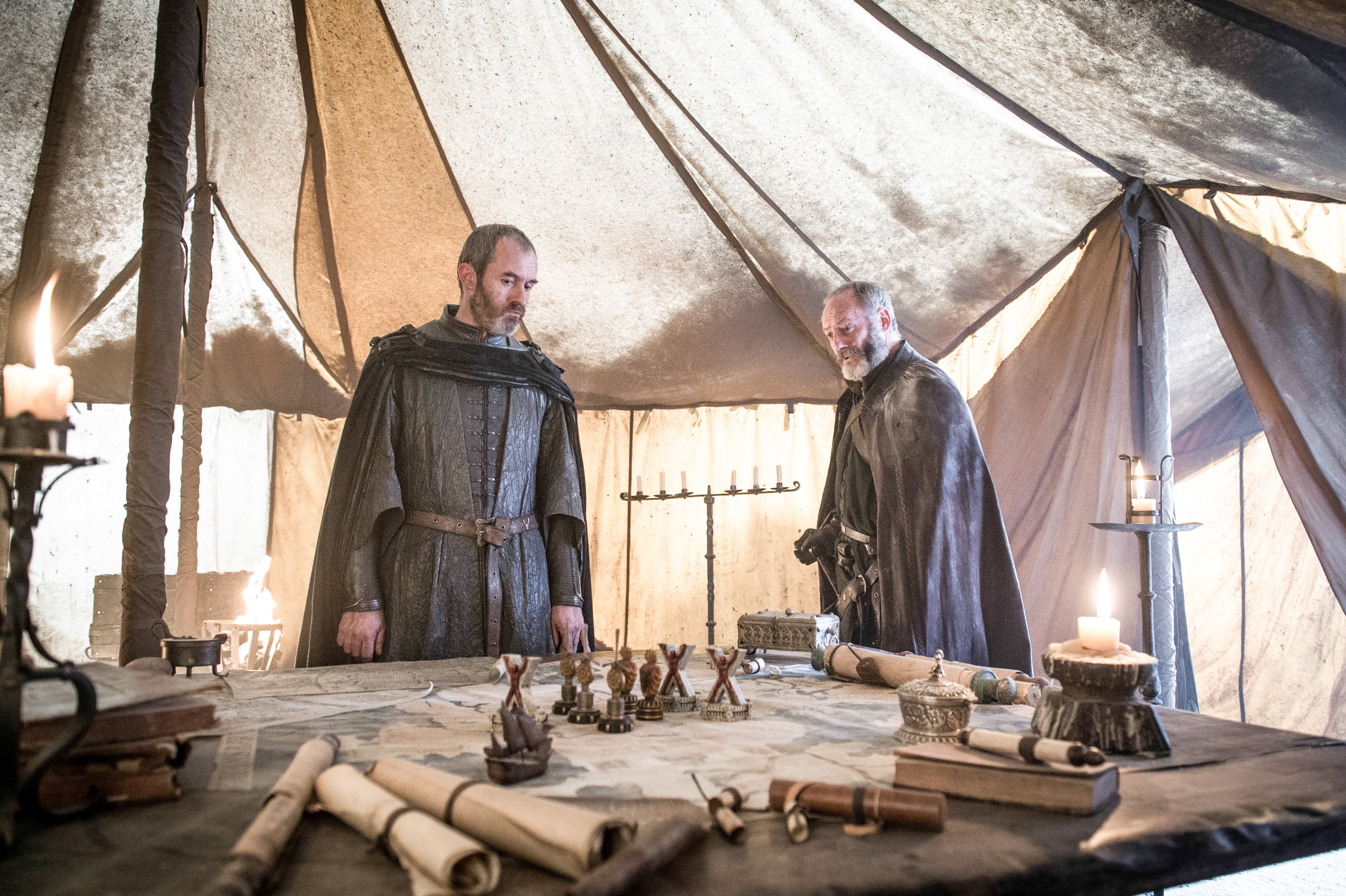 Stannis Baratheon and Davos Seaworth in a tent HD Wallpaper
