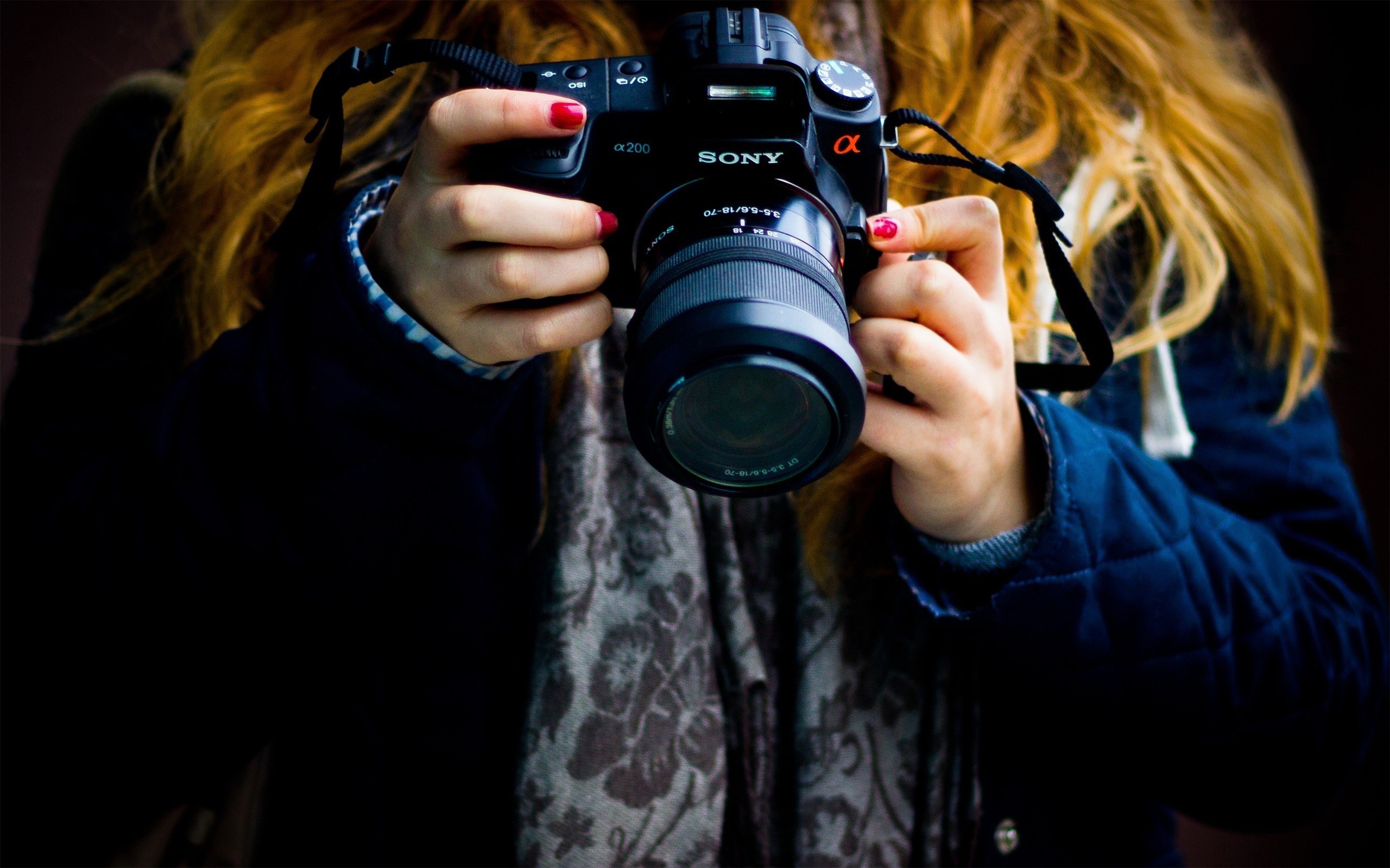 Woman holding a Sony Alpha a200 camera HD Wallpaper