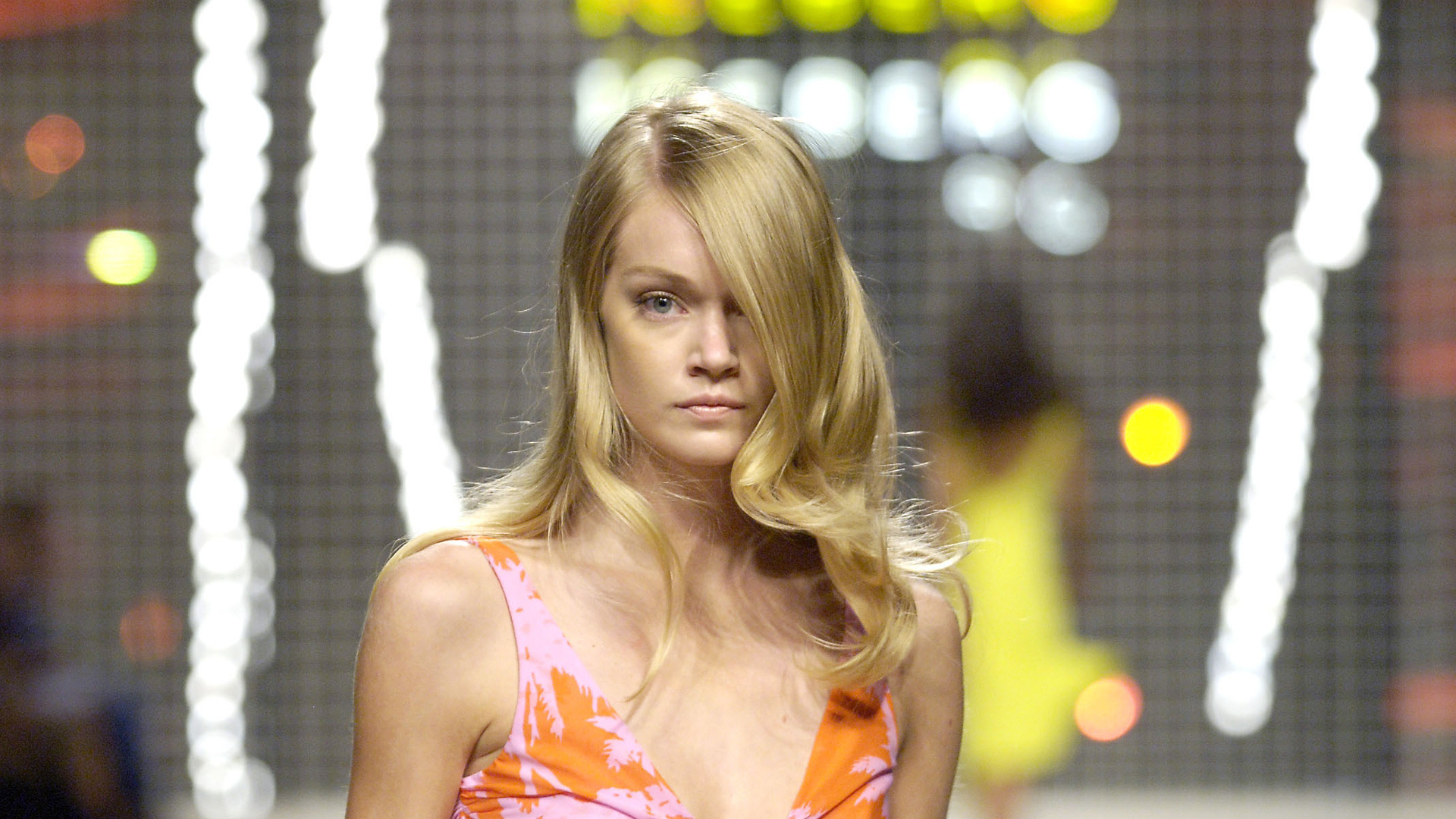 Lindsay Ellingson on a runway HD Wallpaper