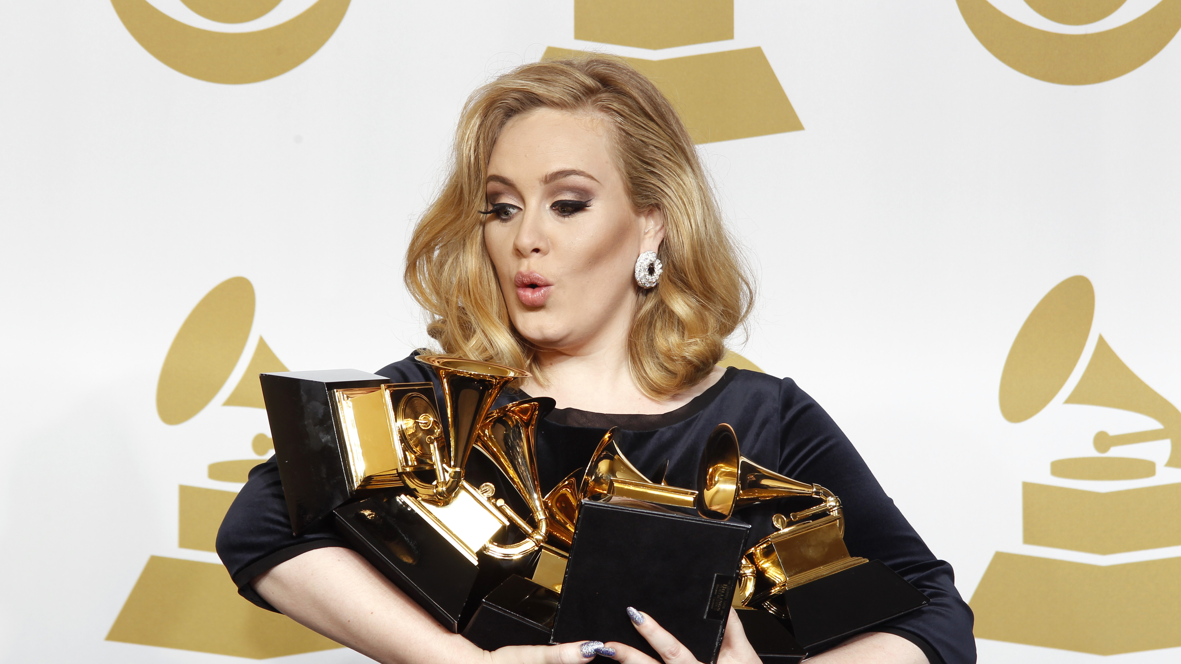 Adele holding Grammy awards HD Wallpaper