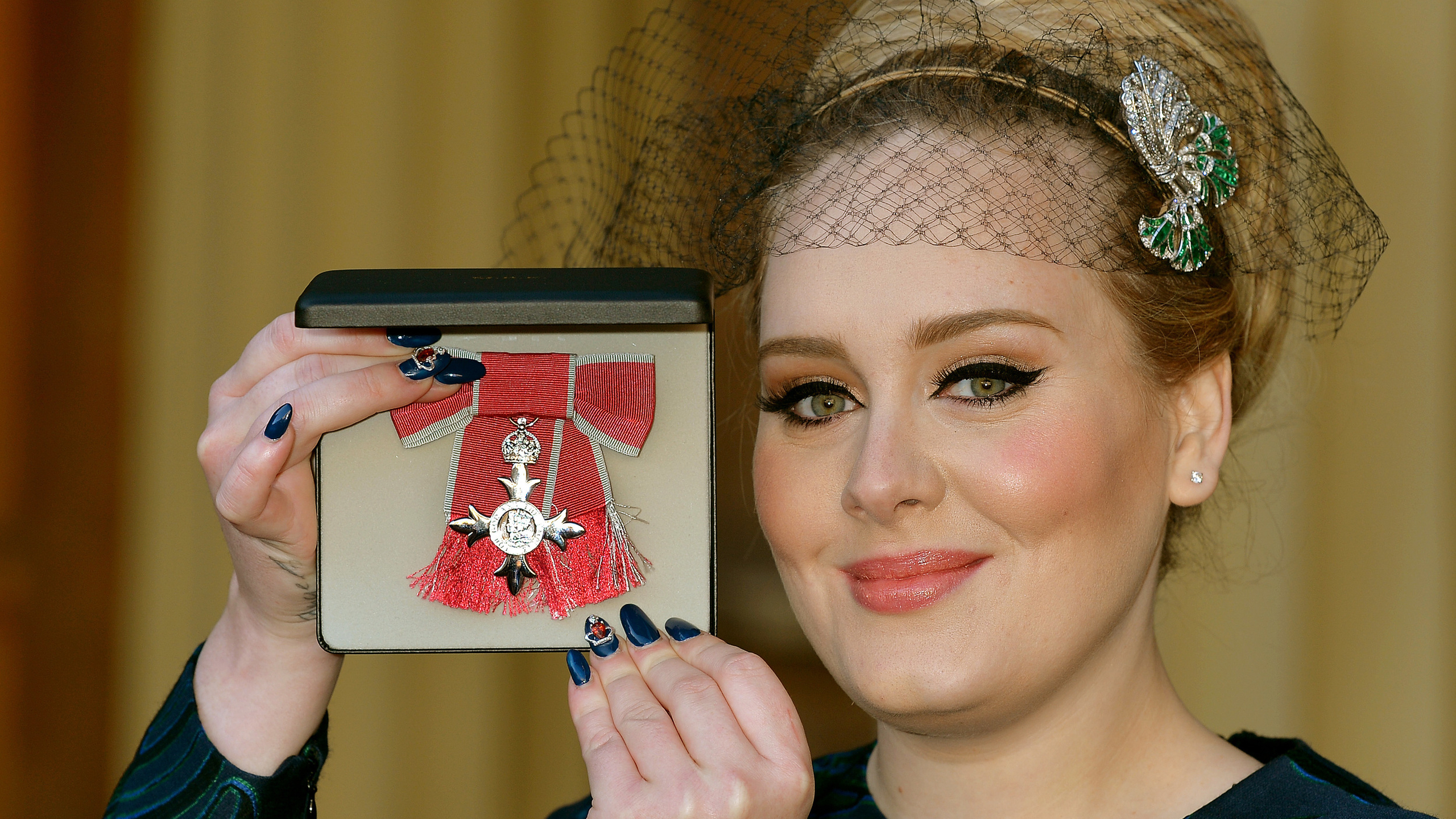 Adele holding a medal HD Wallpaper