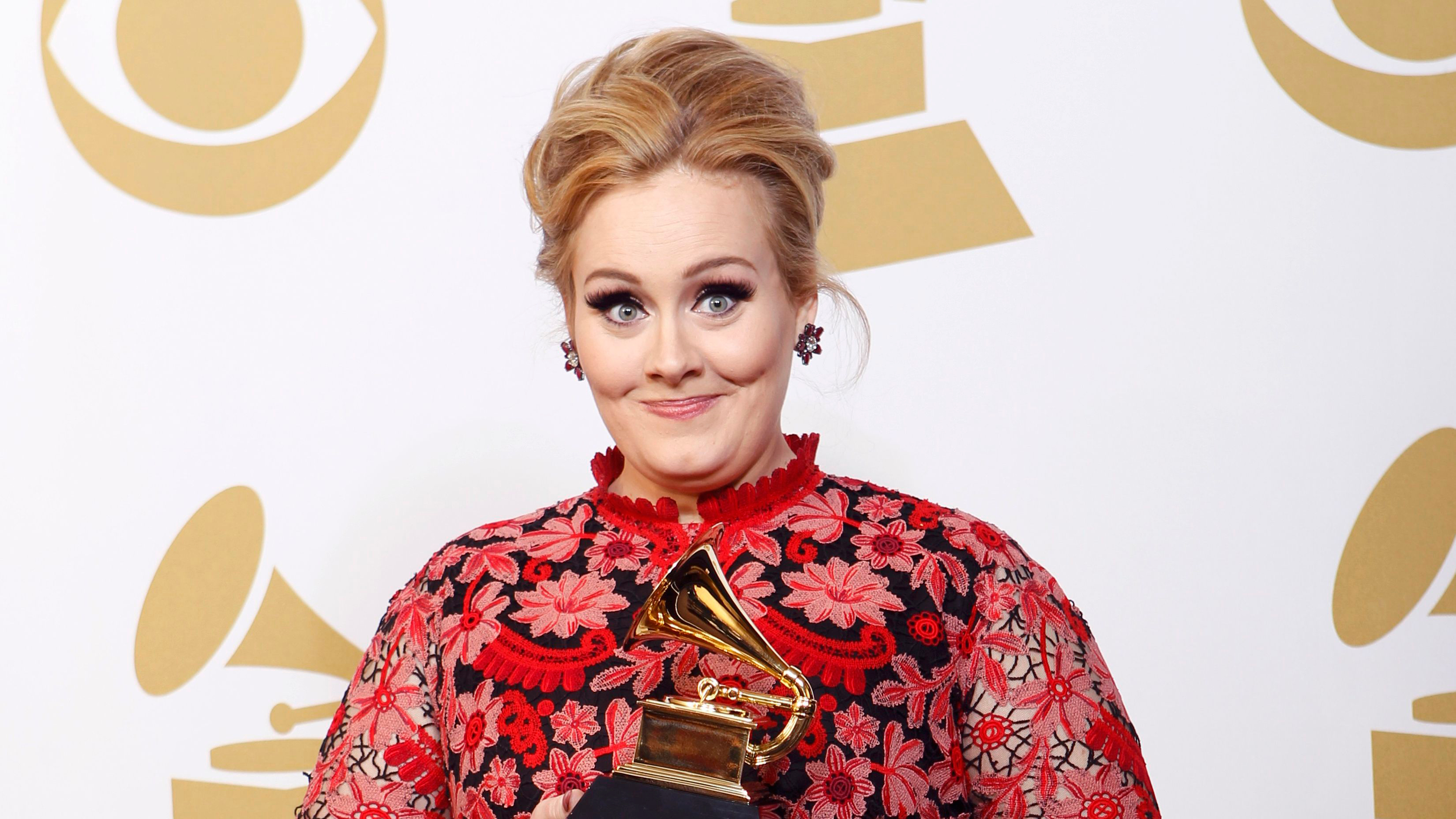 Adele holding a Grammy Award HD Wallpaper