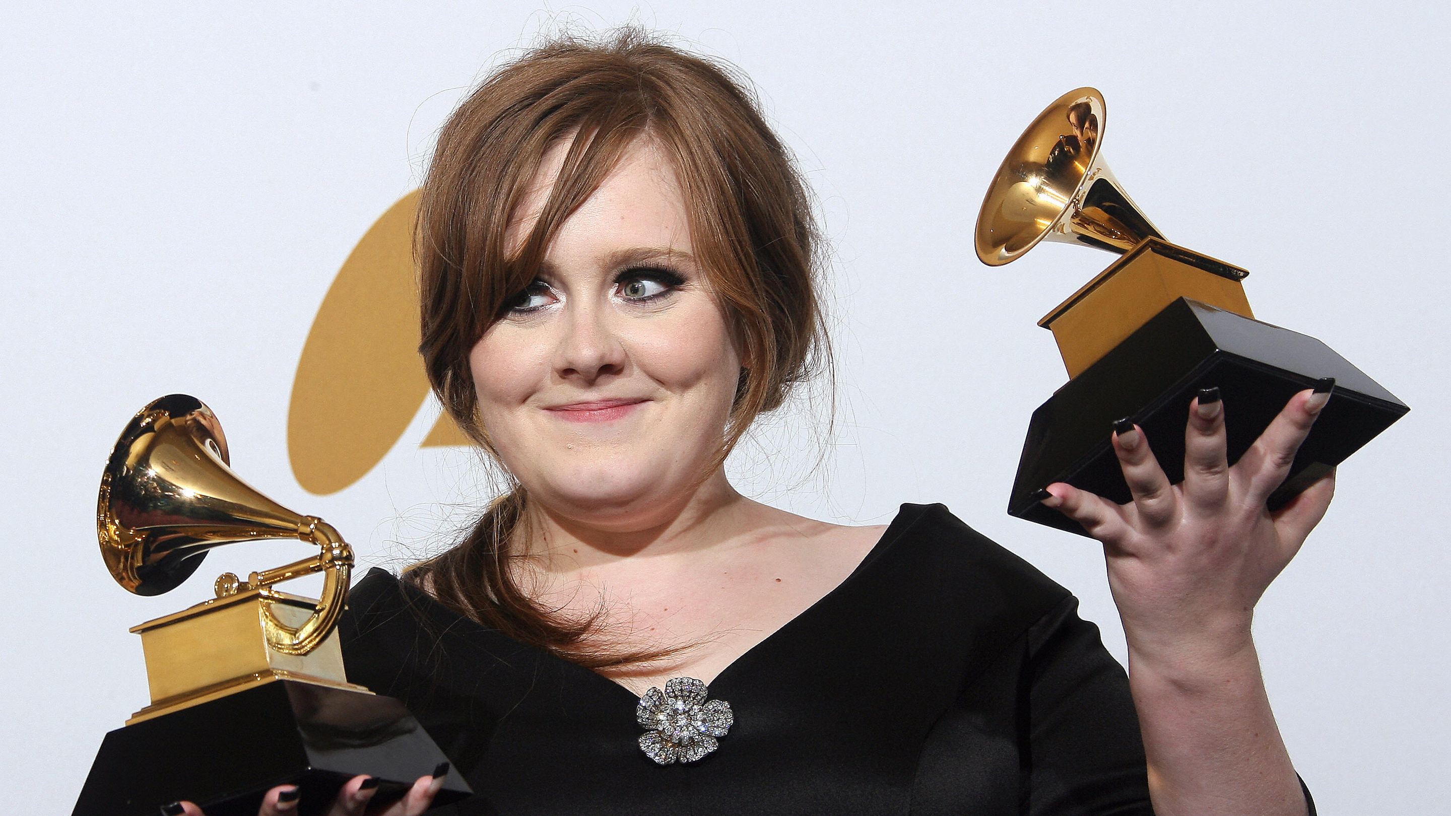 Adele holding two Grammy awards HD Wallpaper