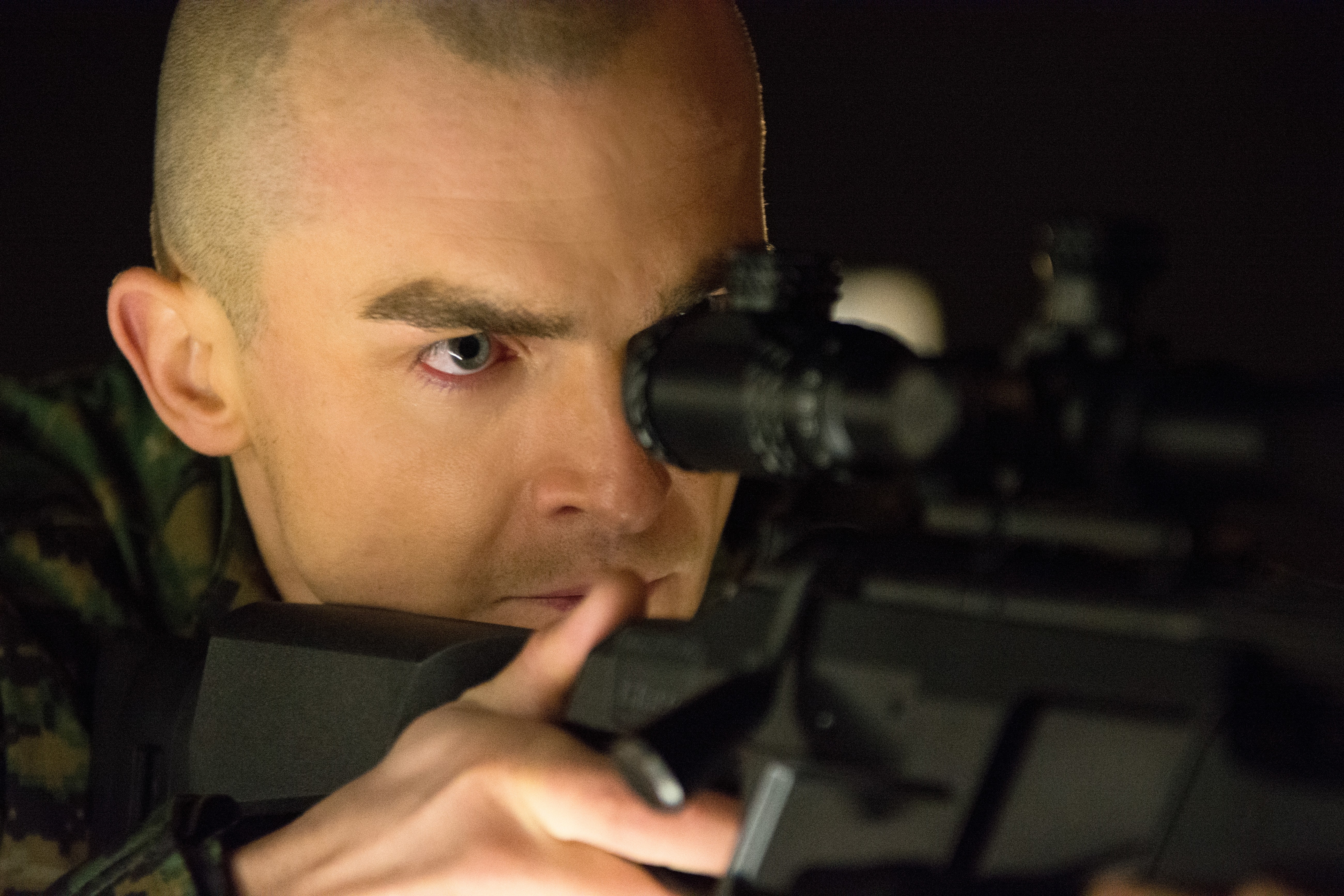 Rupert Friend aiming a sniper rifle HD Wallpaper