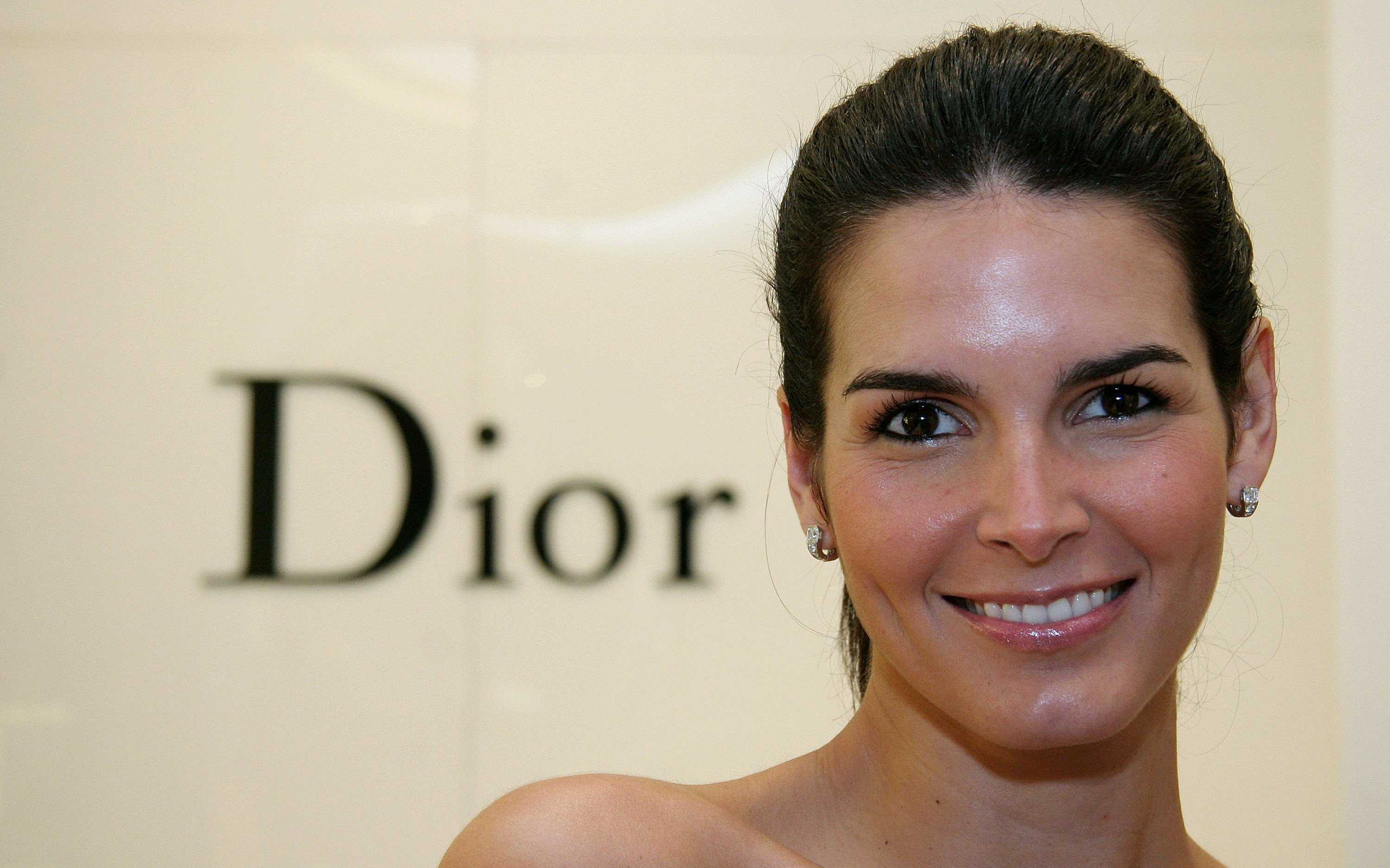 Angie Harmon in front of Dior logo HD Wallpaper