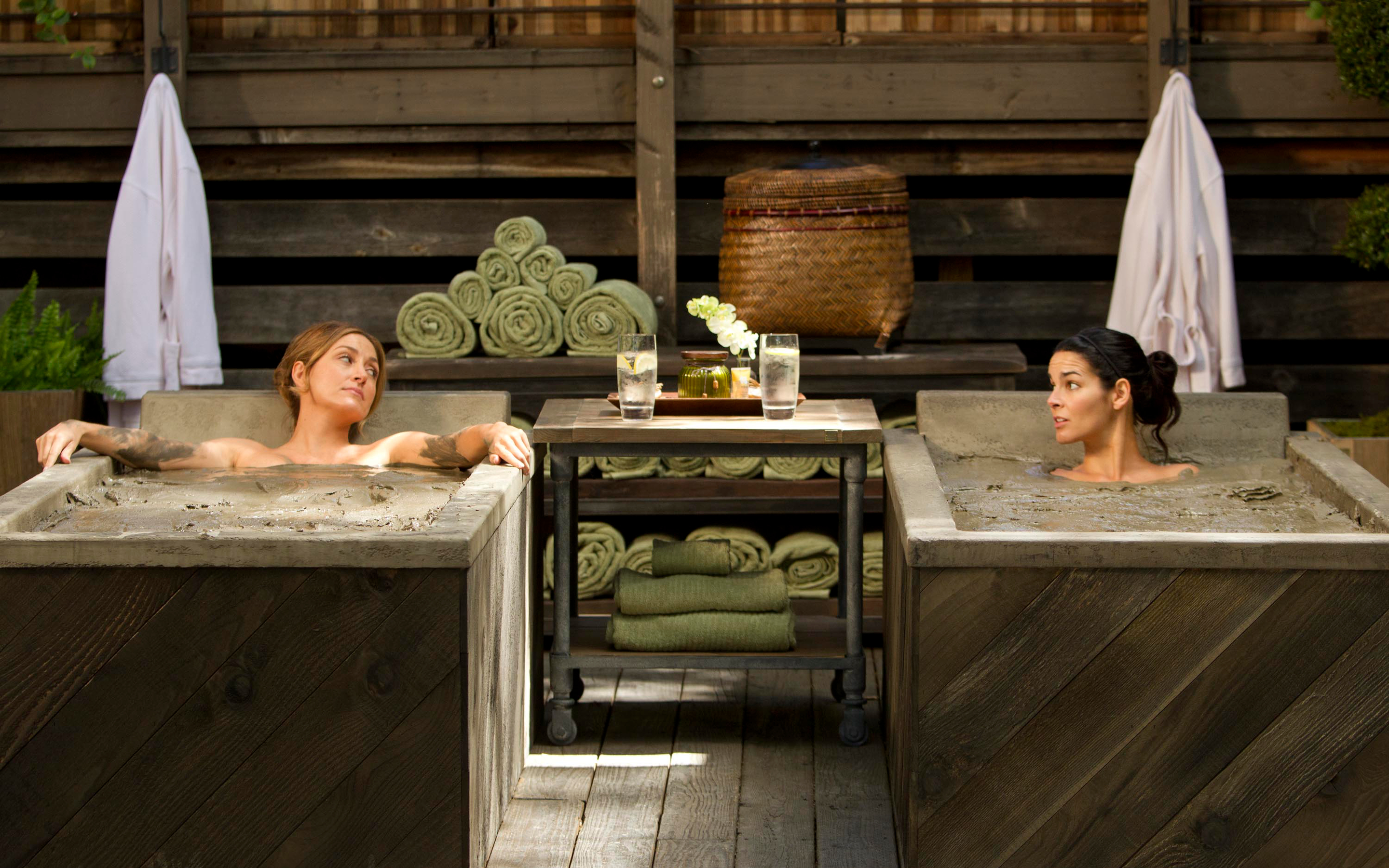 Angie Harmon in mud bath at spa HD Wallpaper